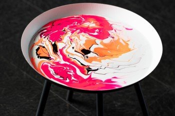 Une table basse Arty colorée avec POURING EXPERIENCES