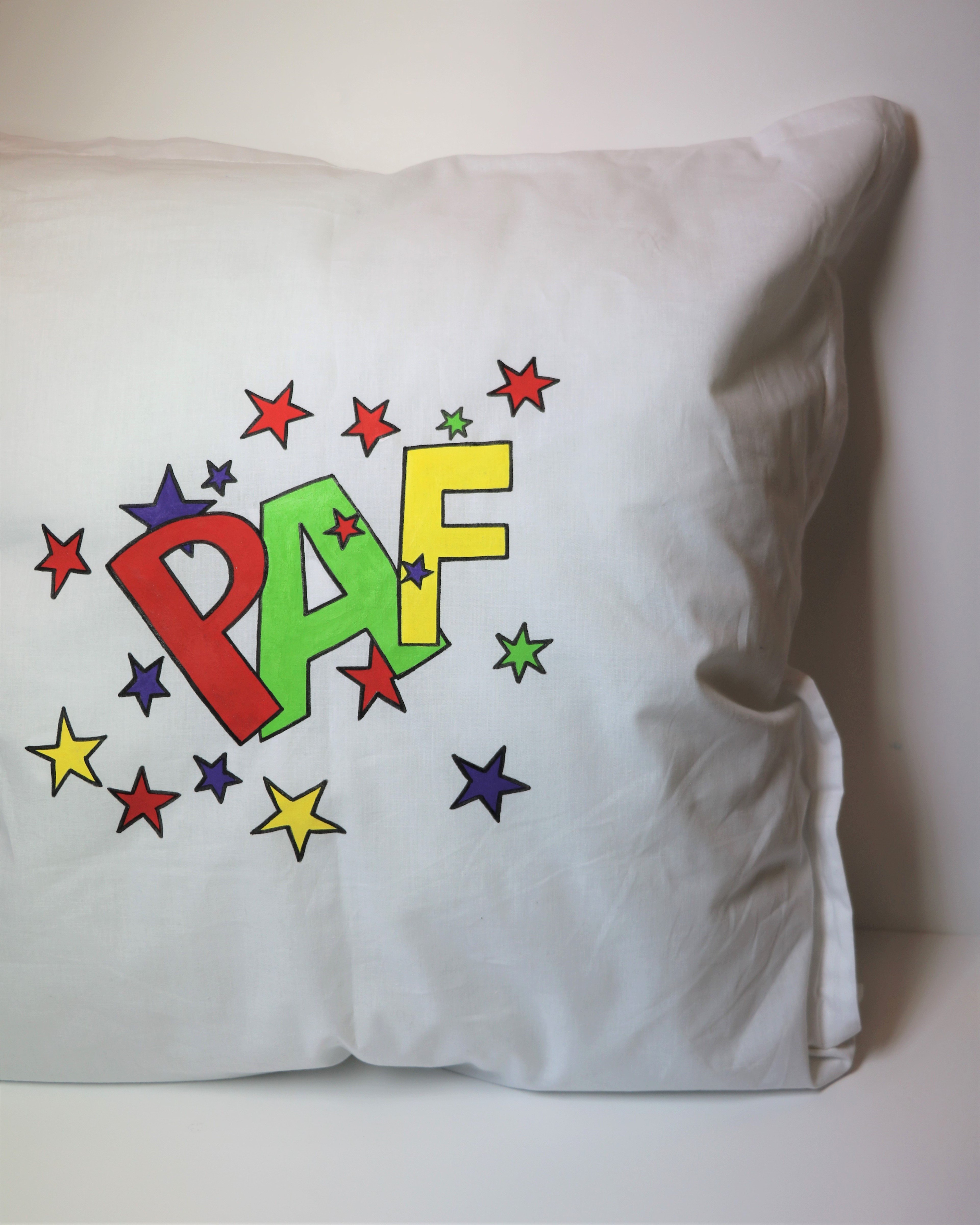 inscription colorée sur coussin blanc