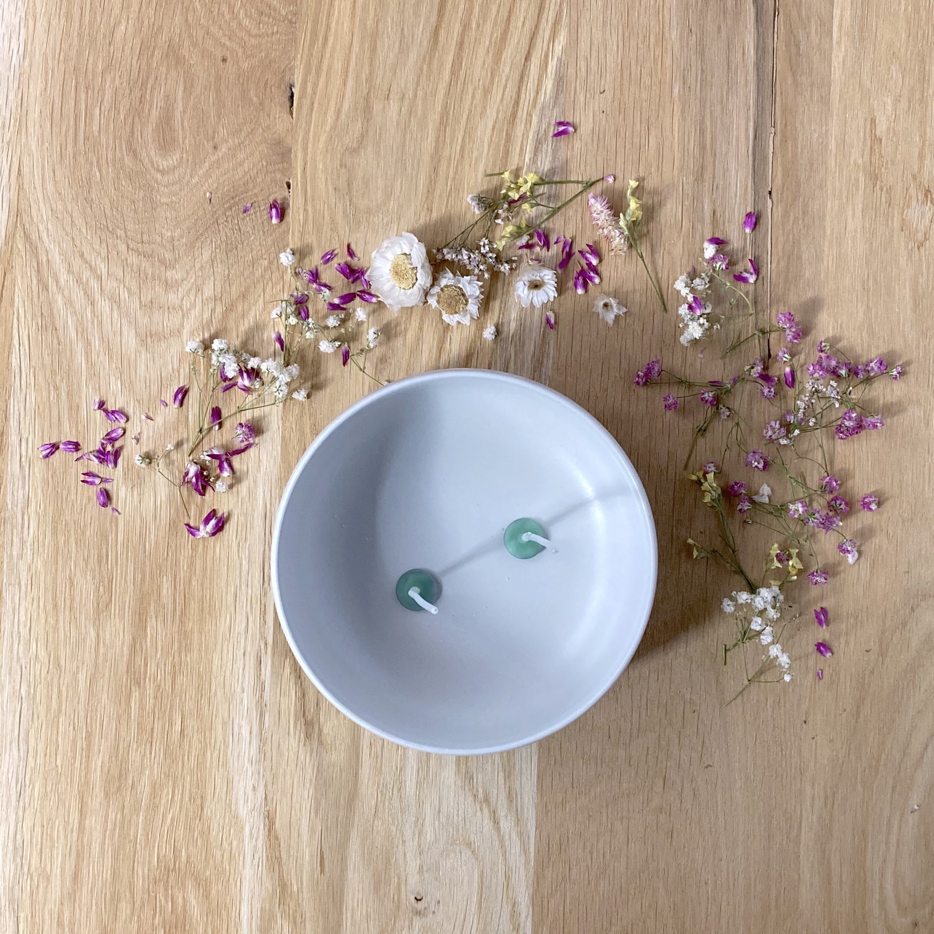 CANDLE DECORATED WITH DRIED FLOWERS