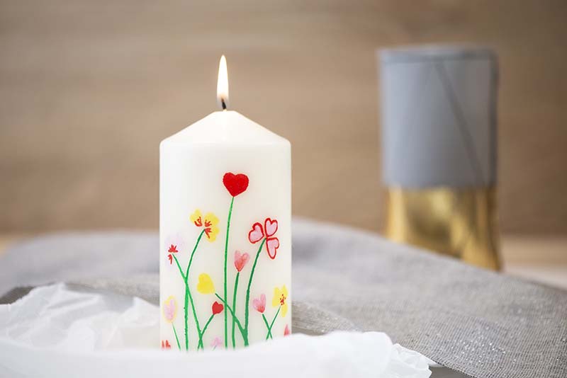 Un buen regalo de San Valentín: ¡una vela con un ramo de corazones!