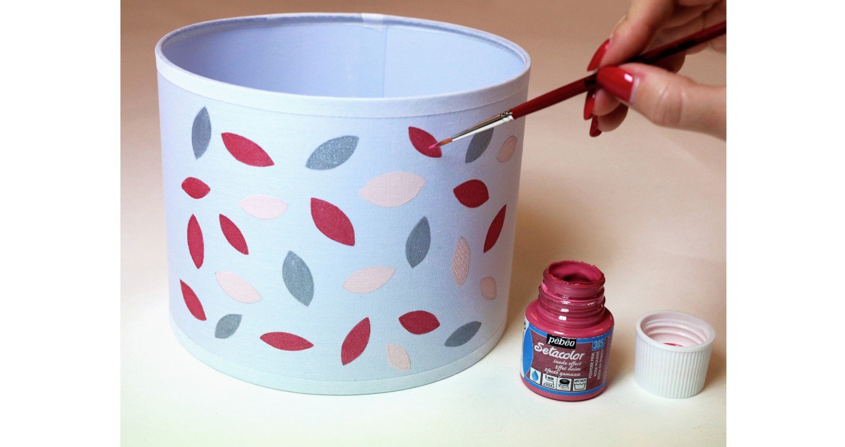 customisation de abat-jour avec la peinture textile setacolor rouge