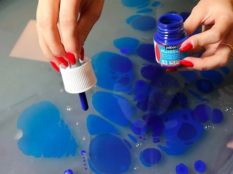 gouttes de peinture marbling bleues