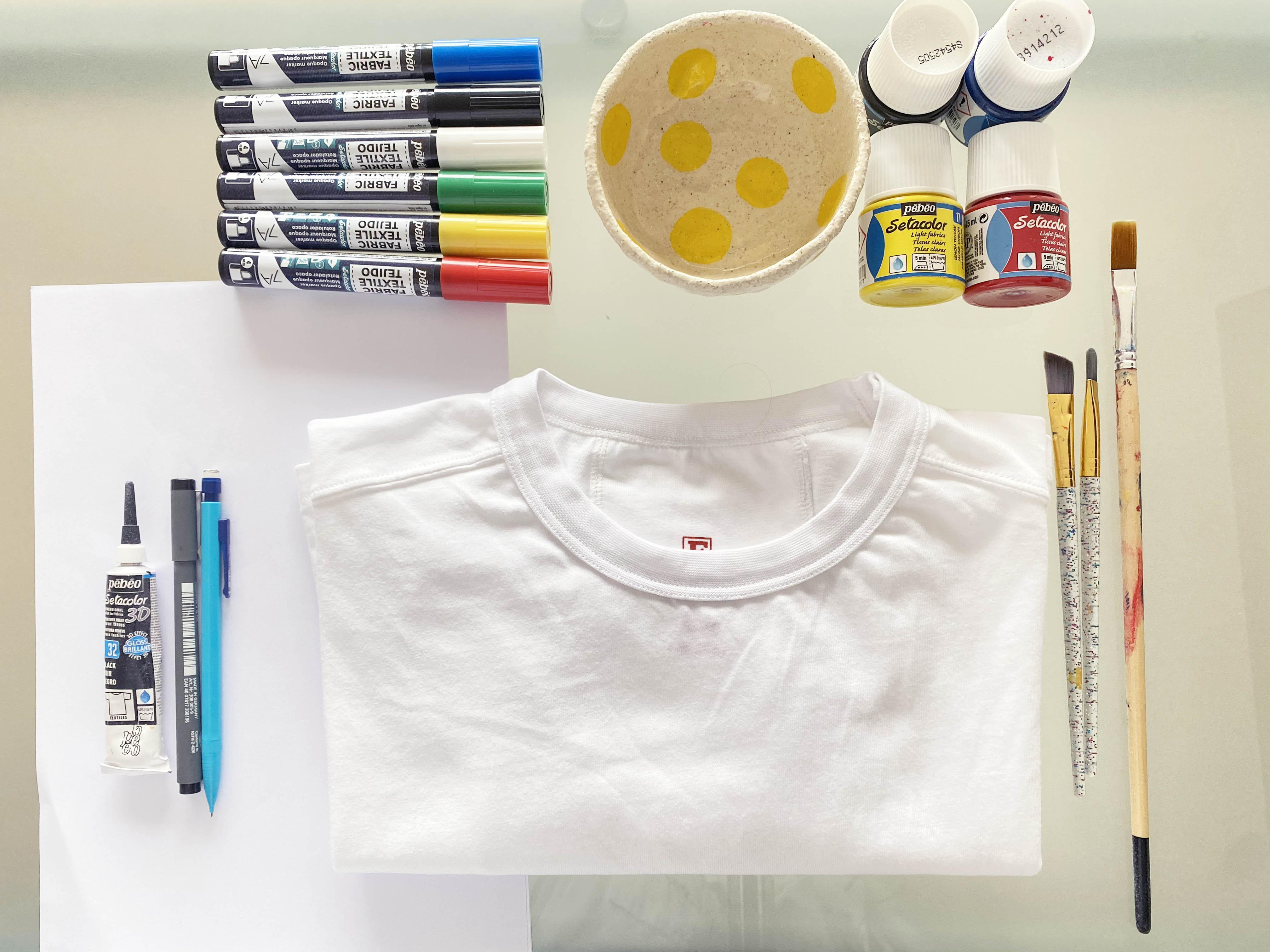 DIY upcycling d'un t-shirt avec de la peinture et marqueurs sur tissus setacolor