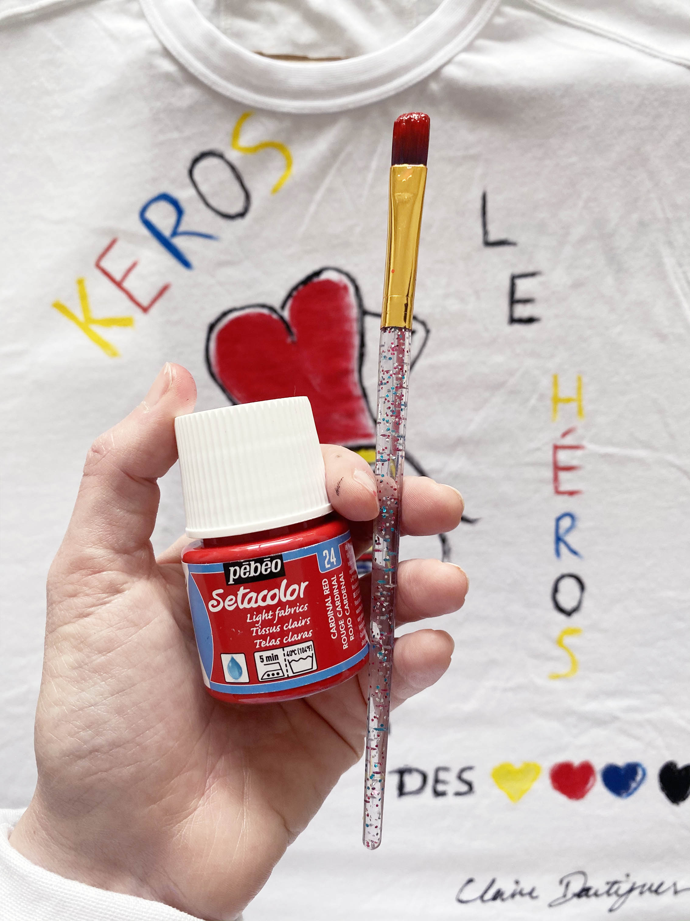 peinture setacolor rouge sur t-shirt