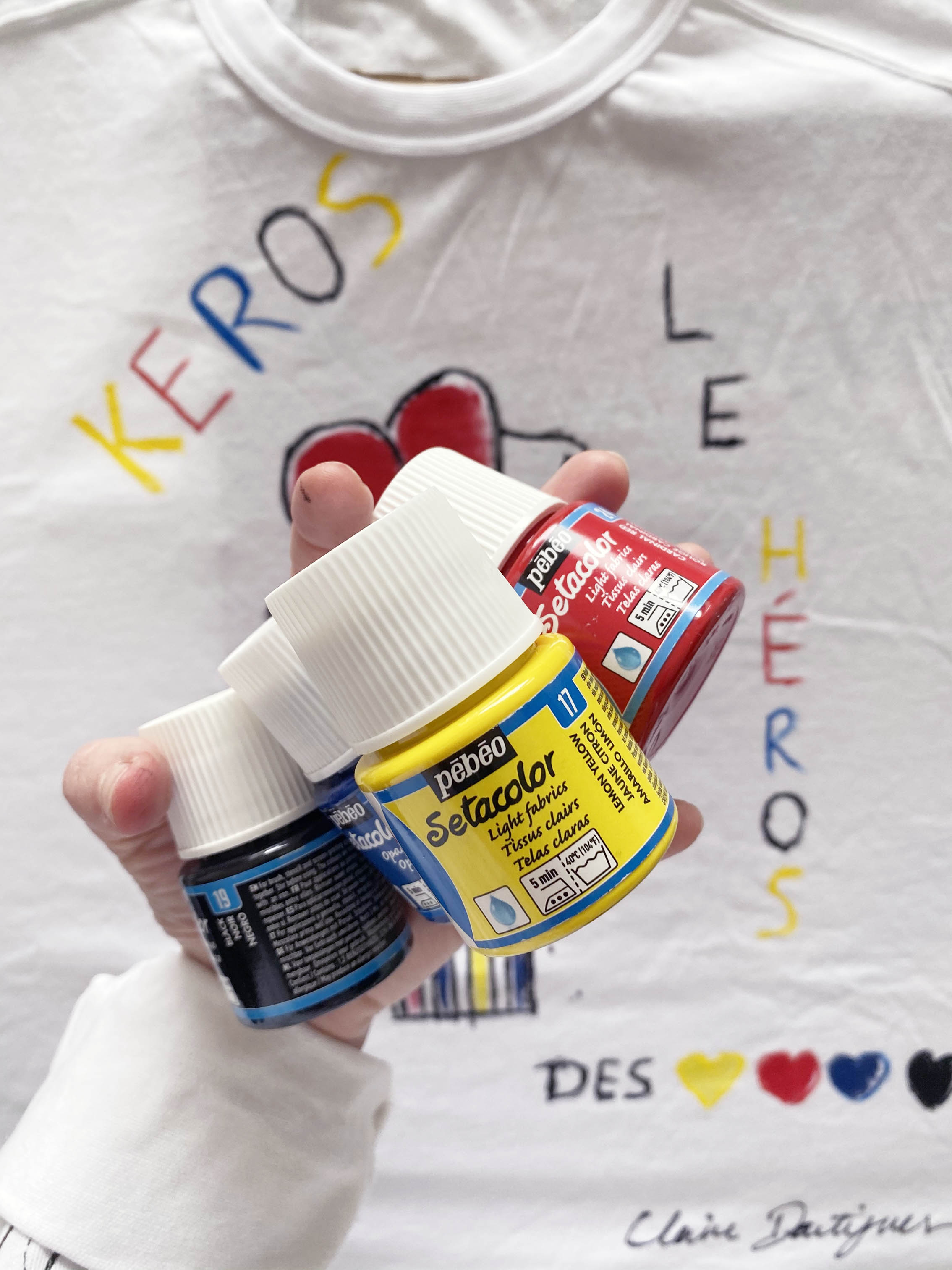 peinture setacolor jaune rouge et bleu pour tissu