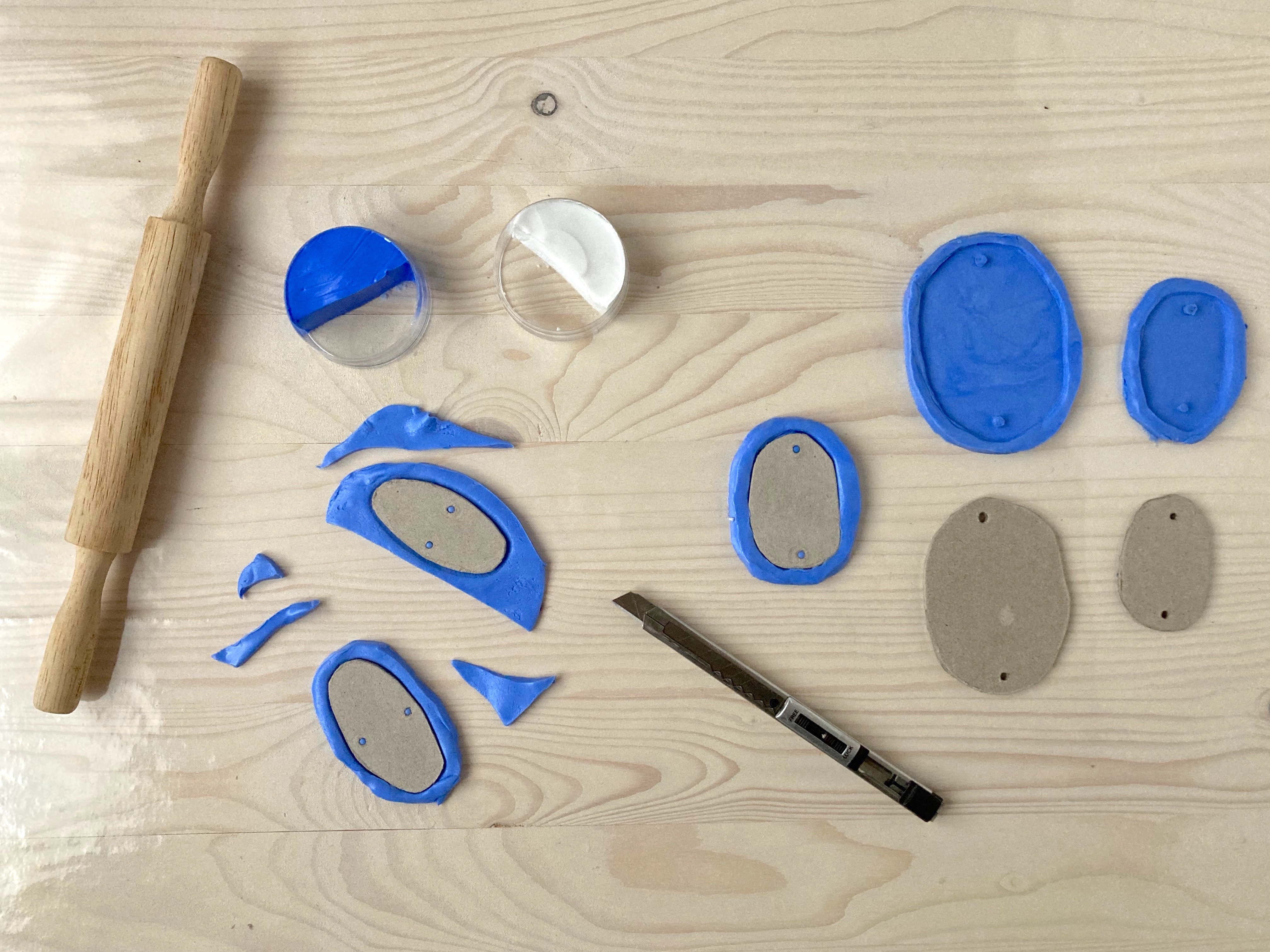 argile dans des moules en silicone bleus