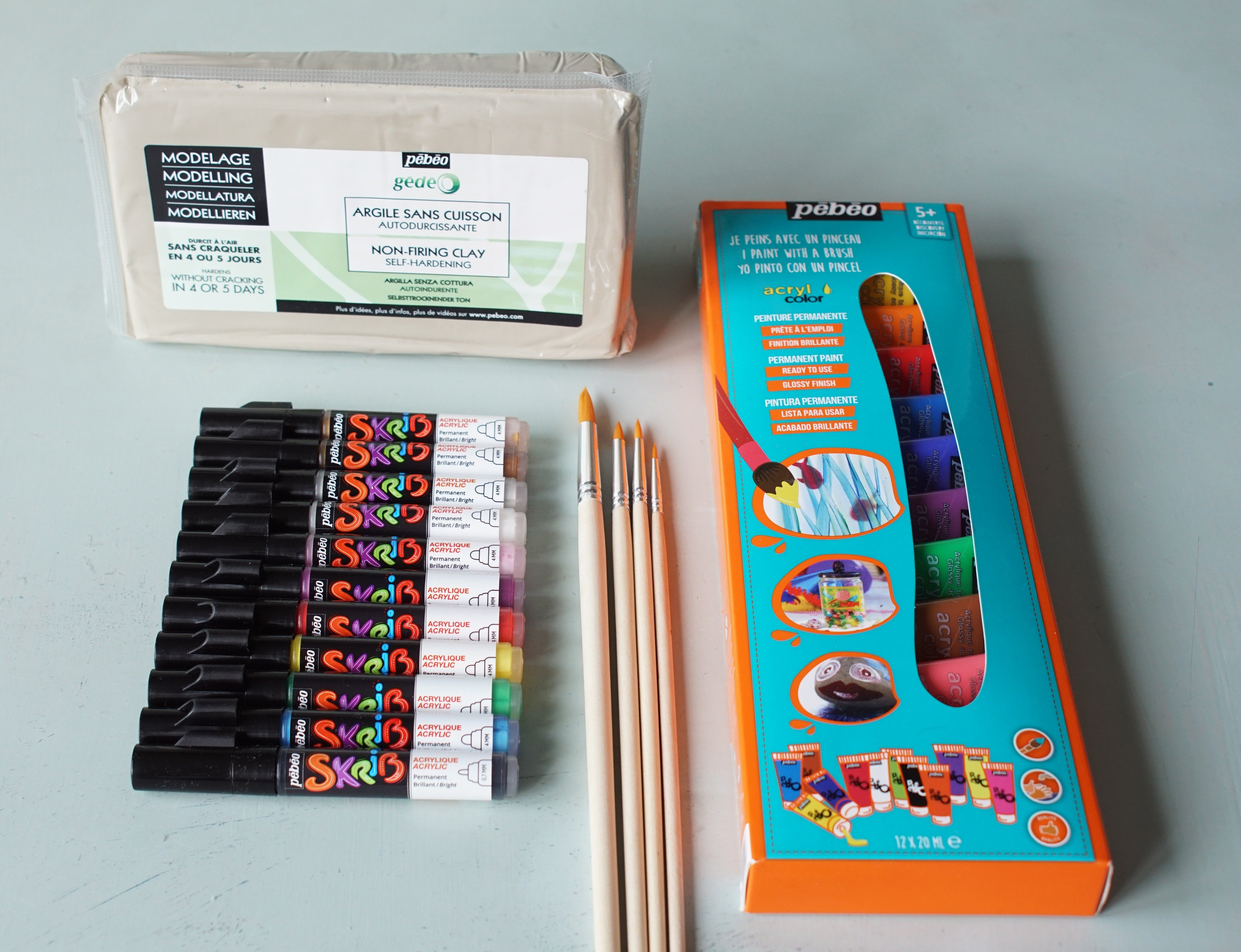 Argile, pinceaux, tubes acrylcolor et feutres skrib