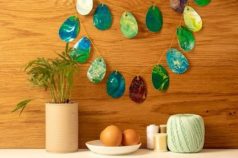 A magical egg garland!