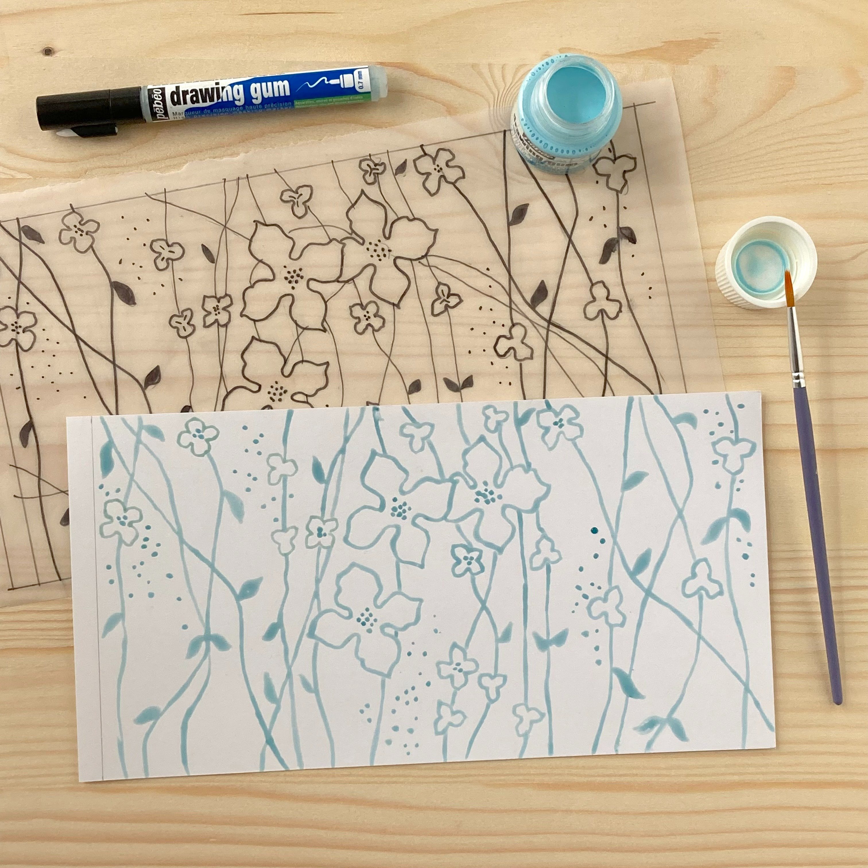 dessin sur papier de fleurs avec de l’encre colorex bleue et drawing gum