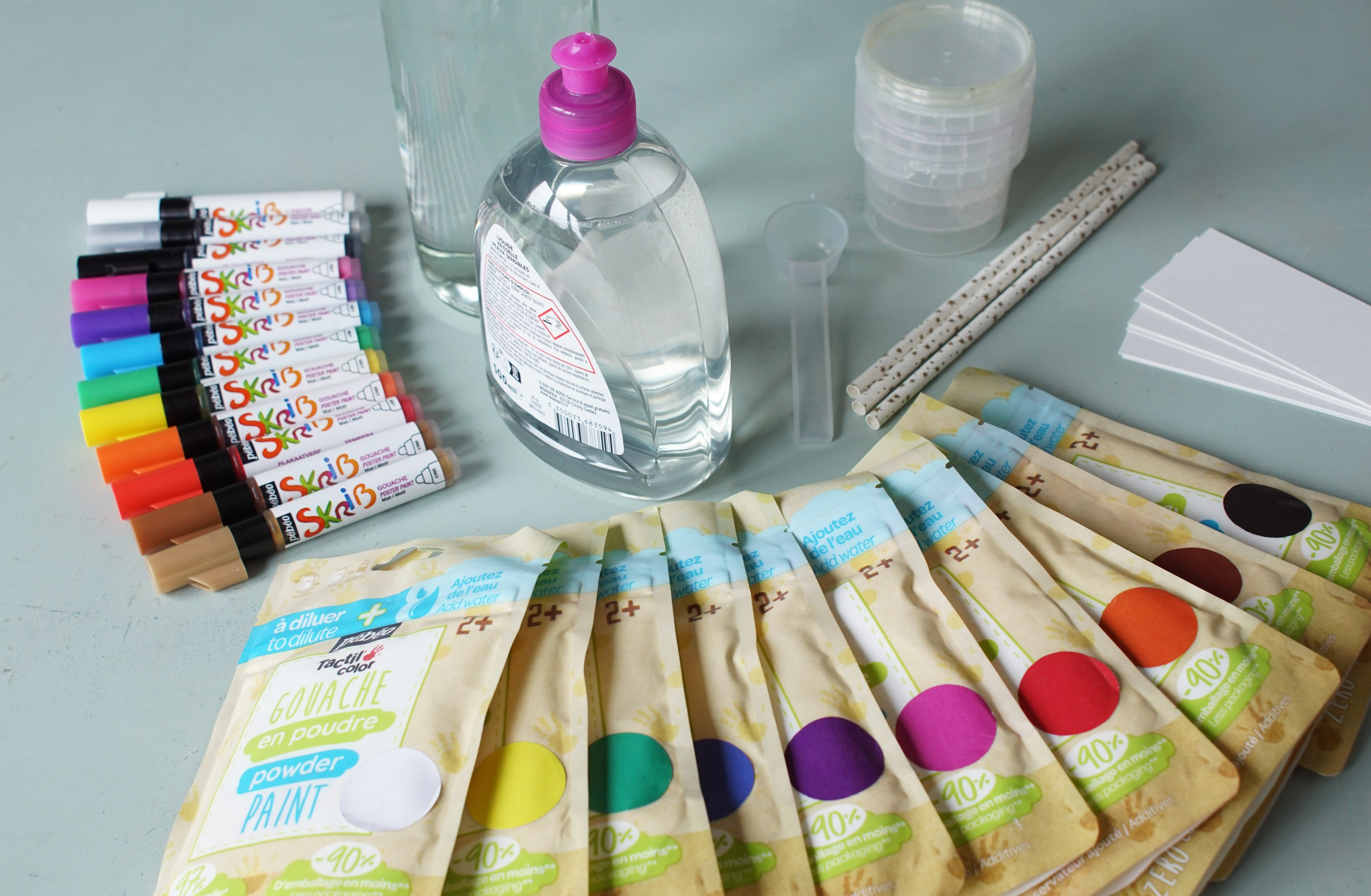 sachets de gouache en poudre, marqueurs skrib et produit vaisselle