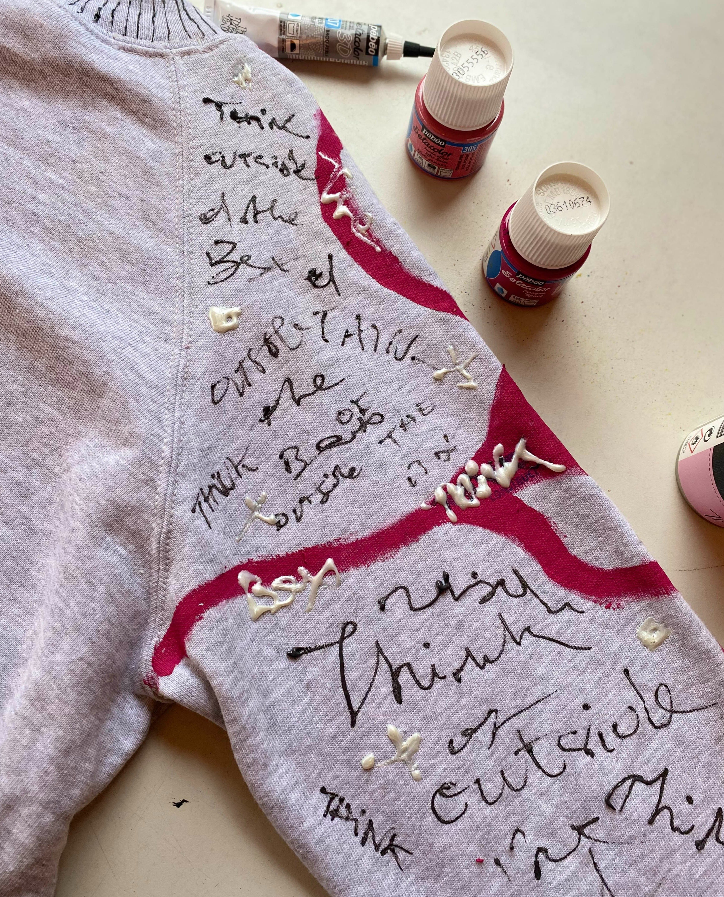 DIY upcycling sweat-shirt avec des motifs graffiti