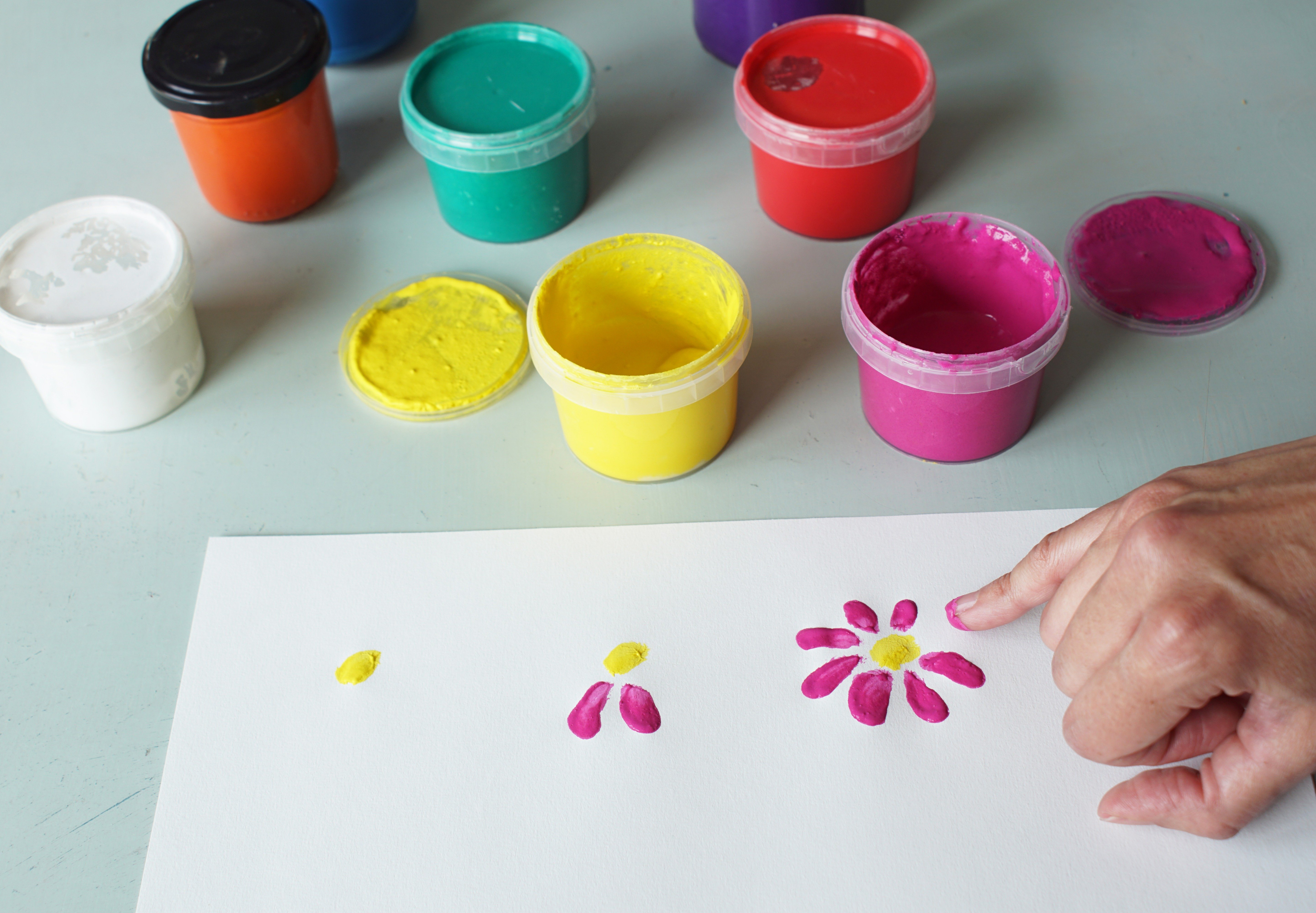 peinture de fleurs avec gouache en poudre diluée jaune rose rouge et turquoise