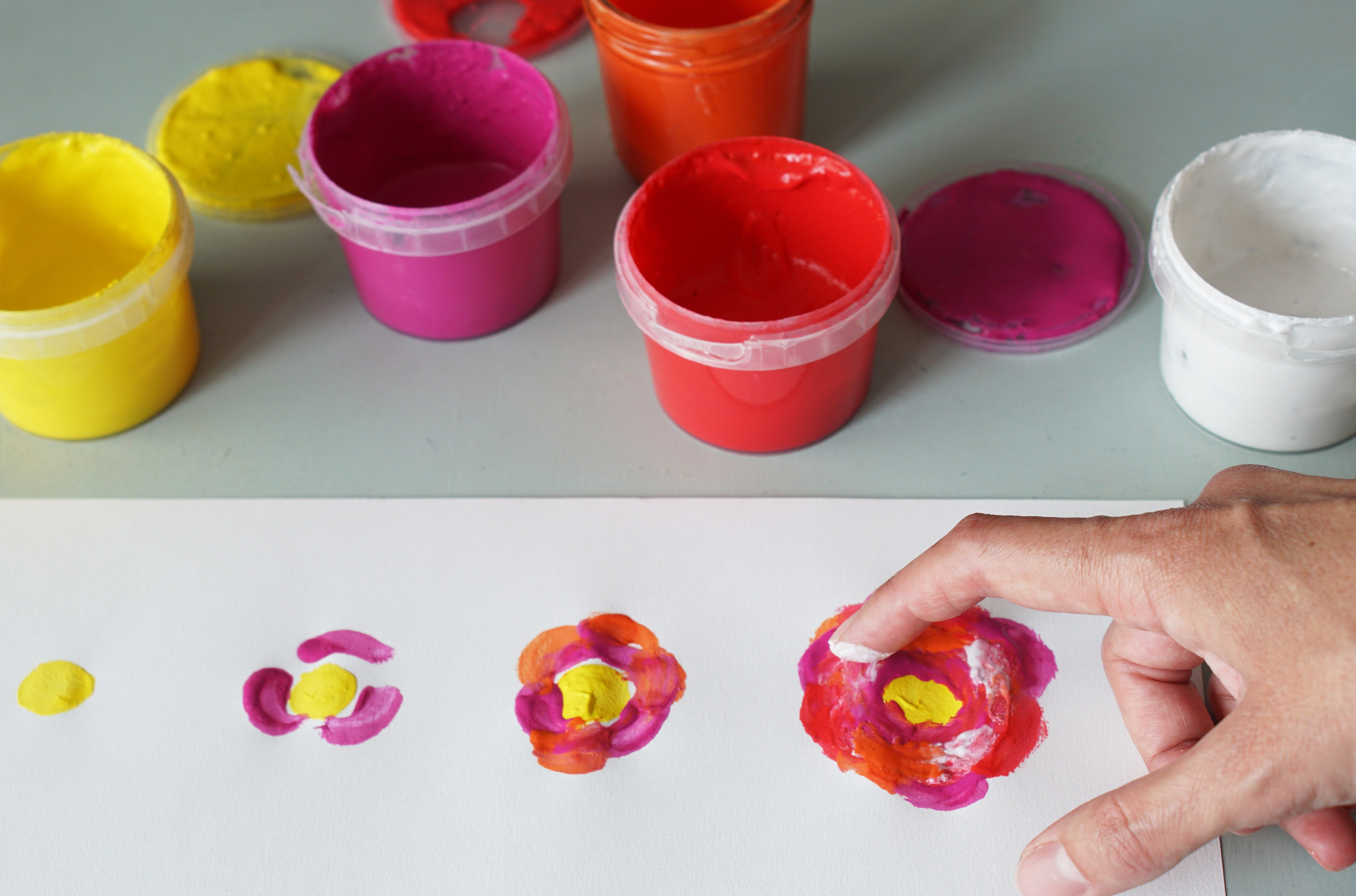 fleurs peintes sur fond blanc avec de la gouache en poudre rouge rose et jaune