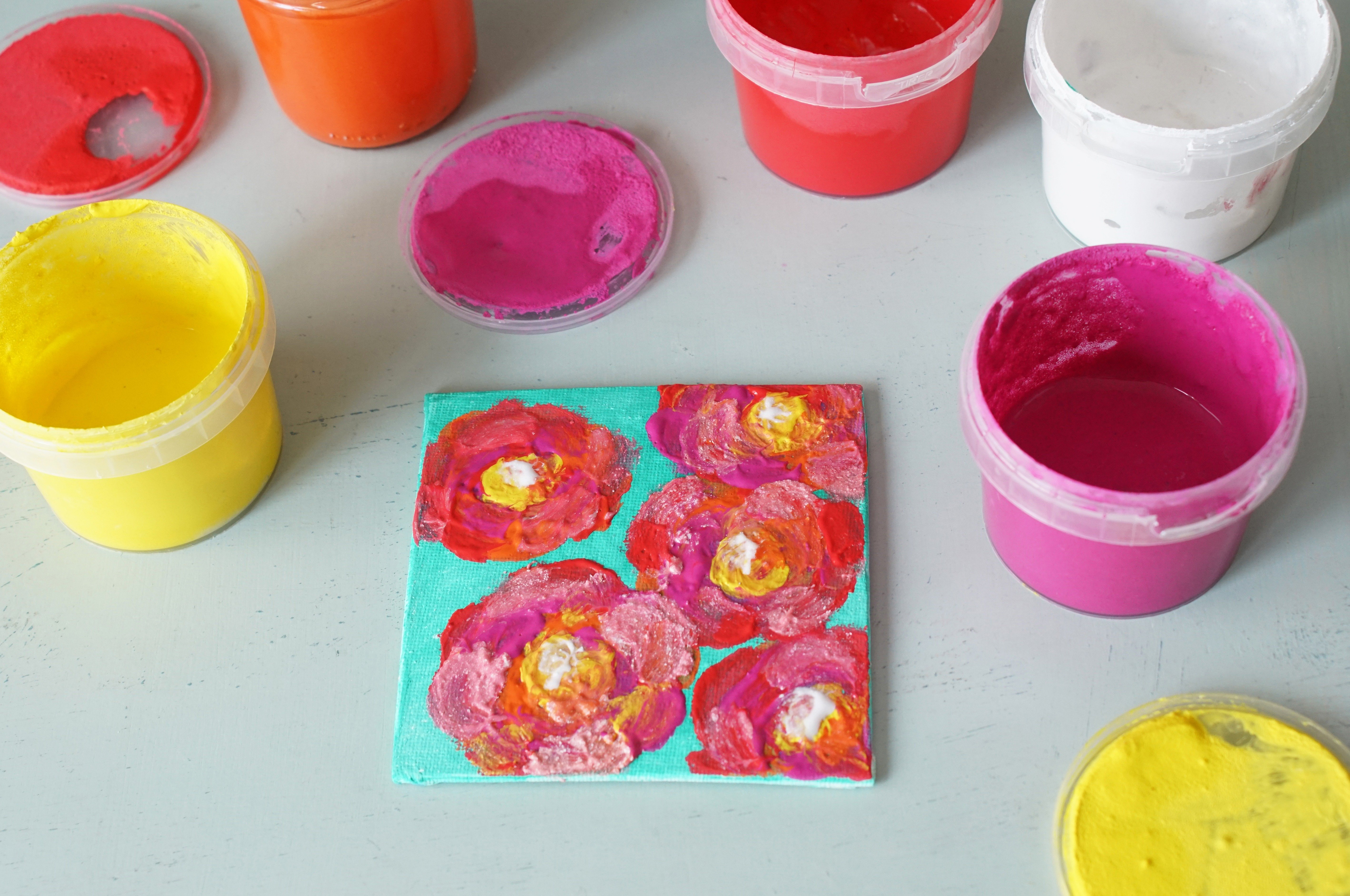 tableau fleuri à la gouache jaune rose et rouge