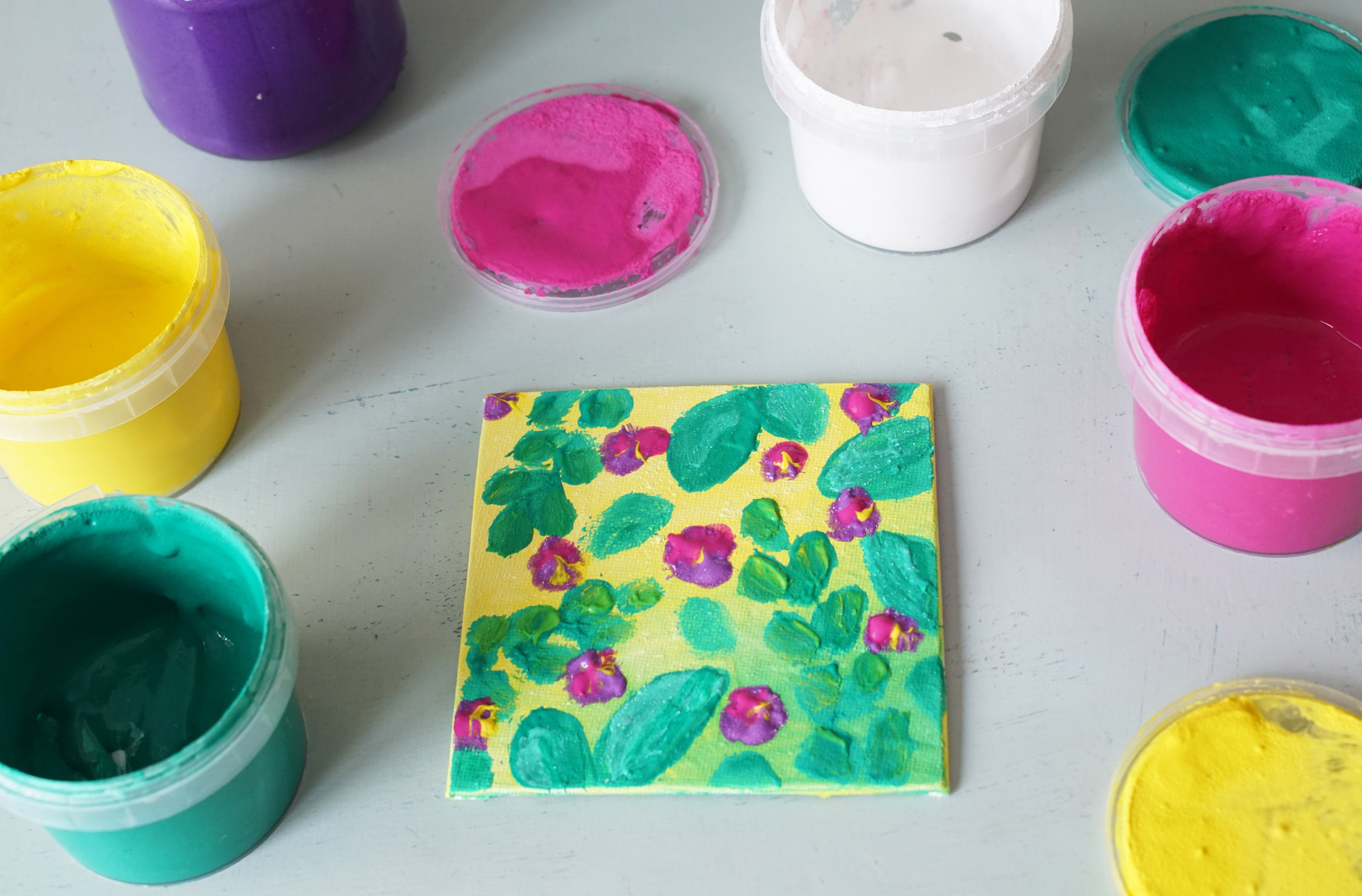 tableau à la gouache de feuilles vertes sur fond jaune