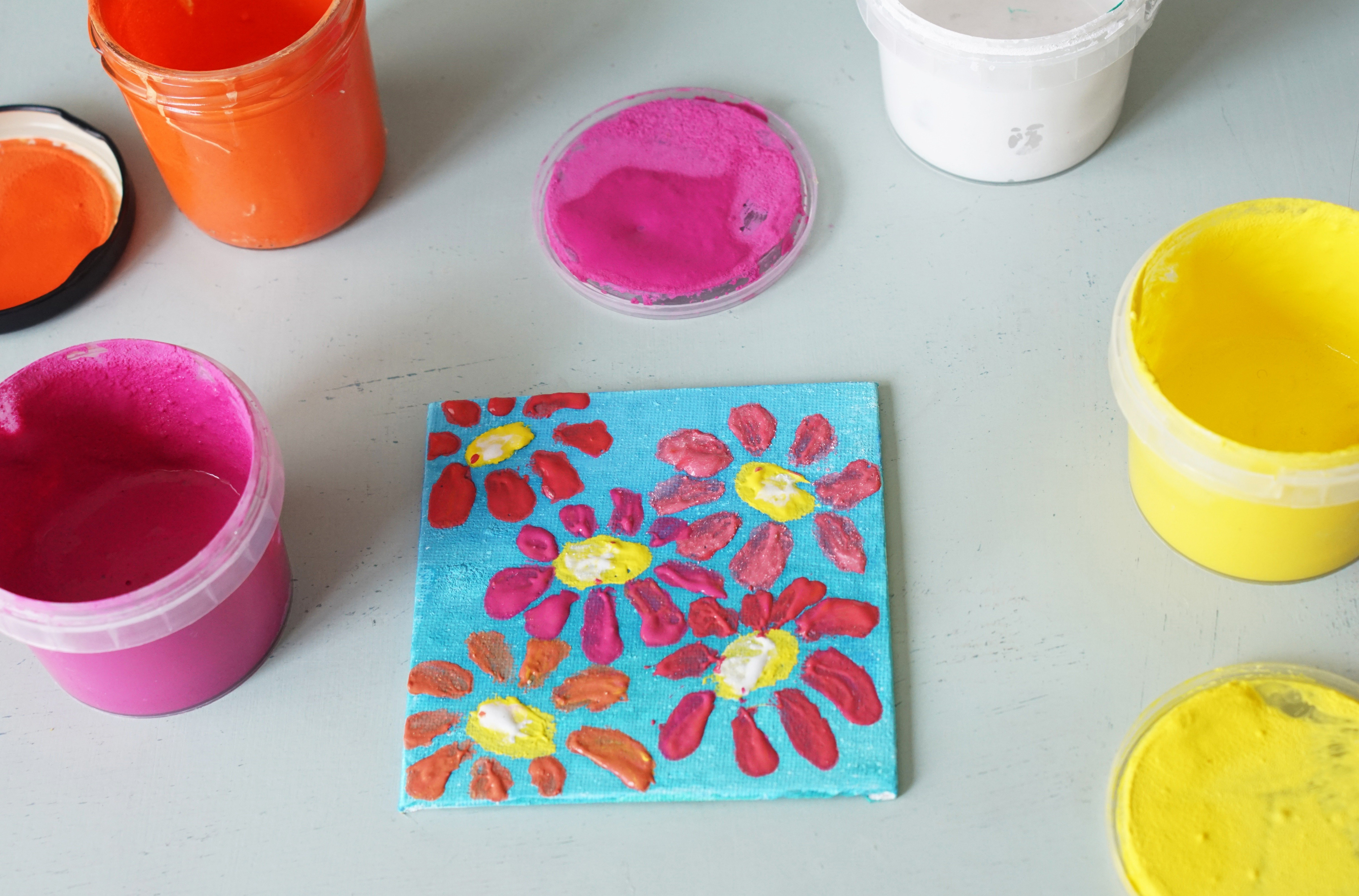 tableau à la gouache de fleurs rouge sur fond bleu