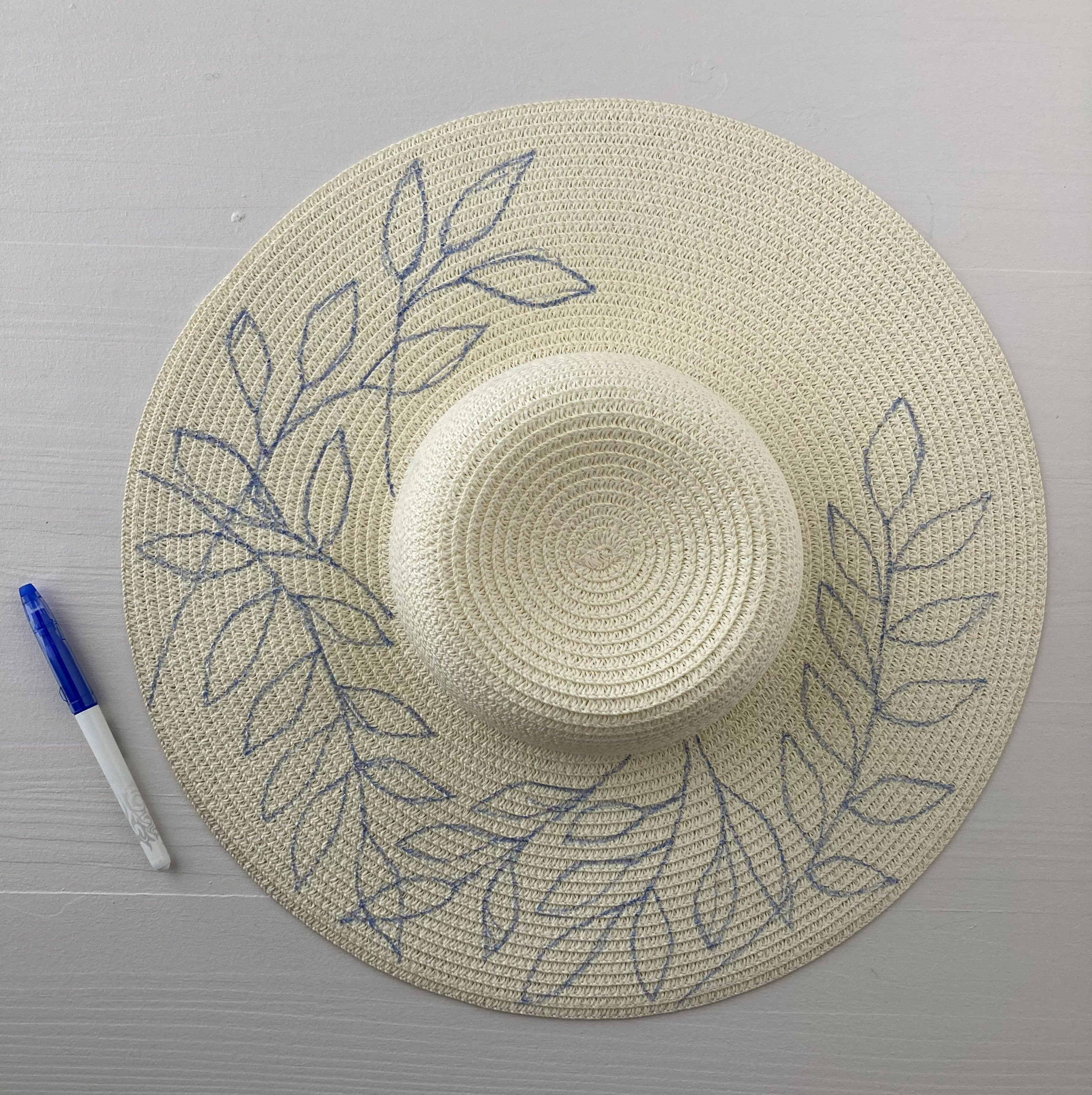 chapeau décoré avec motifs colorés