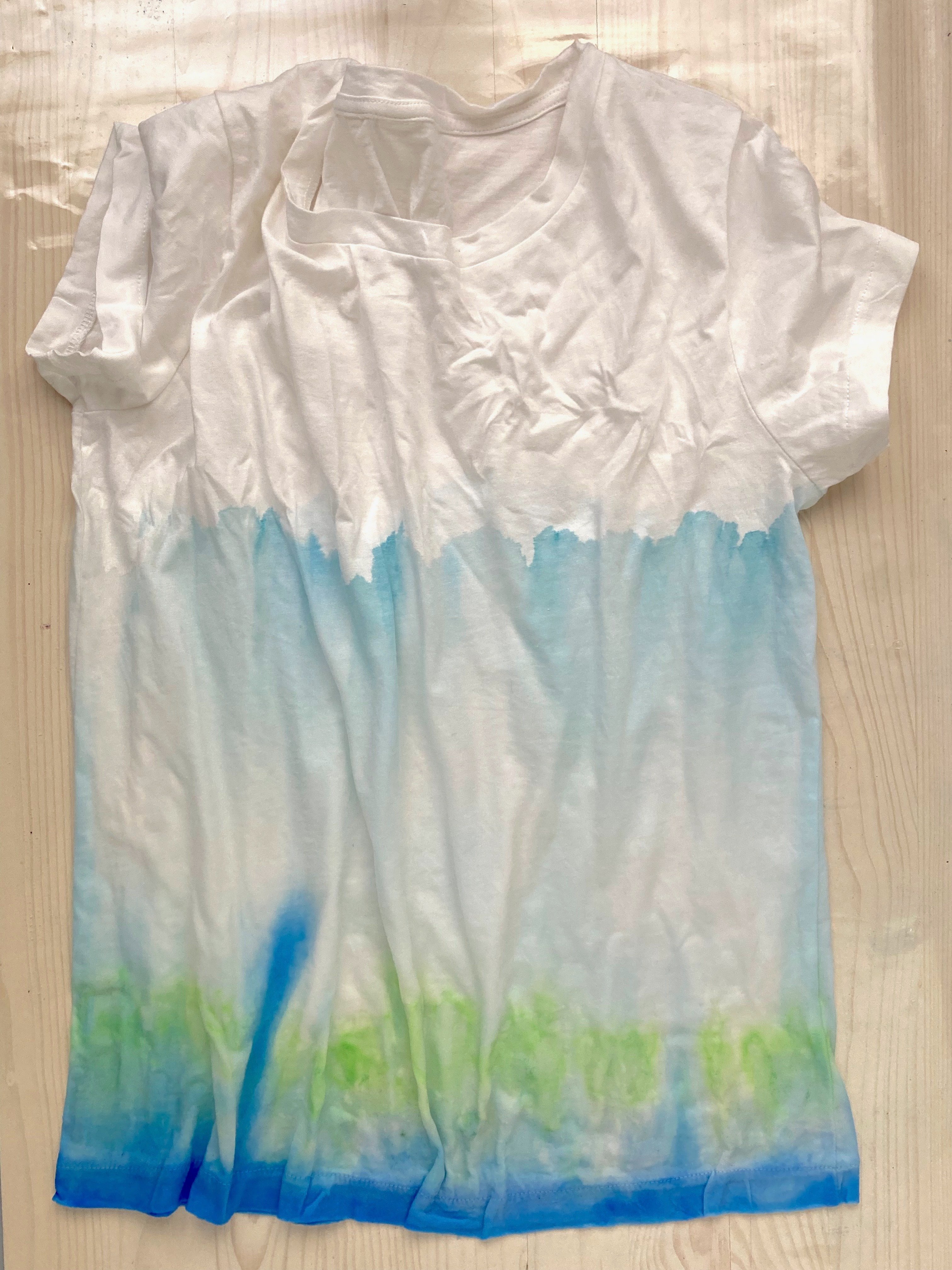 tutoriel de customisation d'un tee-shirt avec de la peinture sur tissu