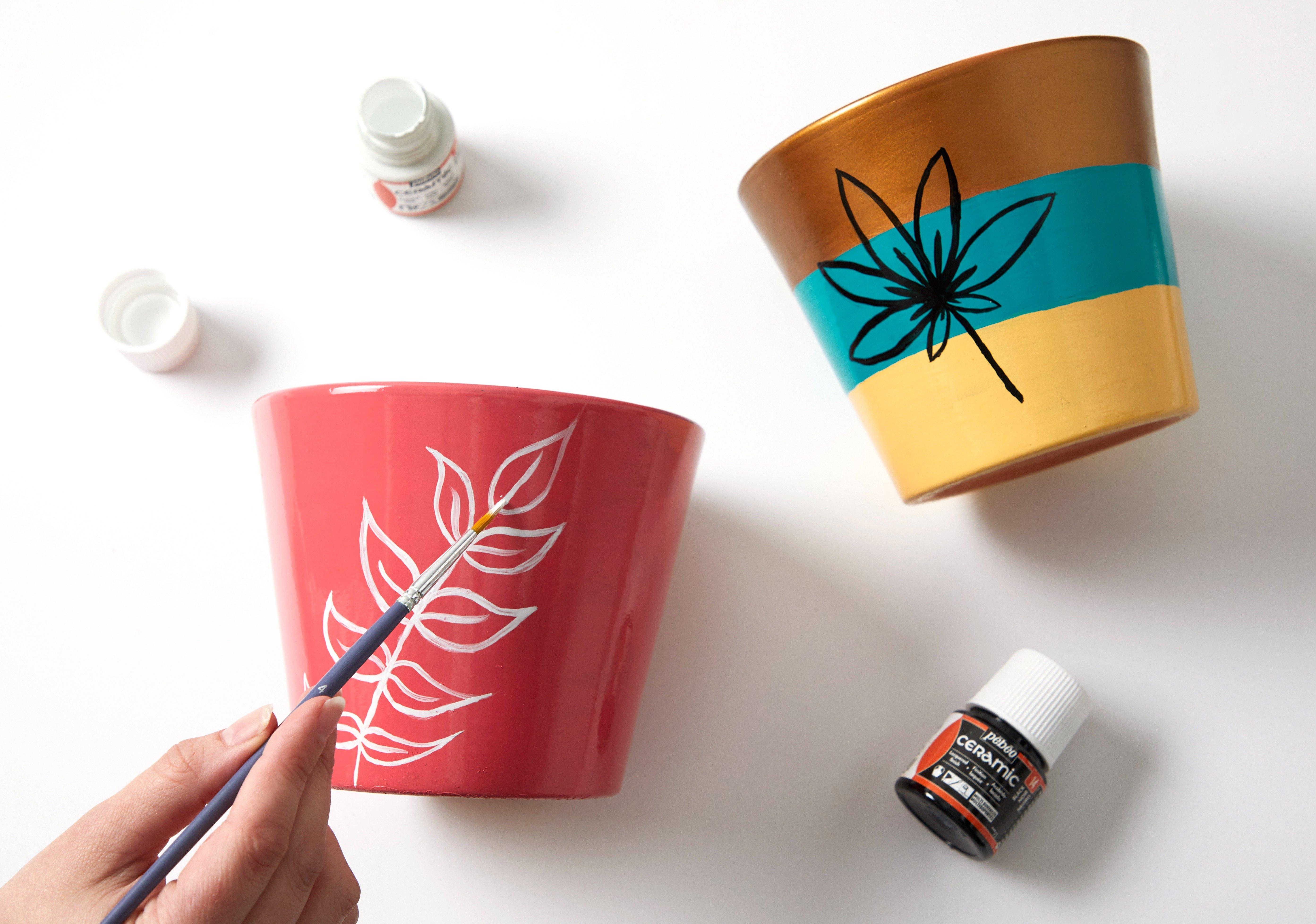 Personnalisation d'un pot d'argile avec peinture céramique