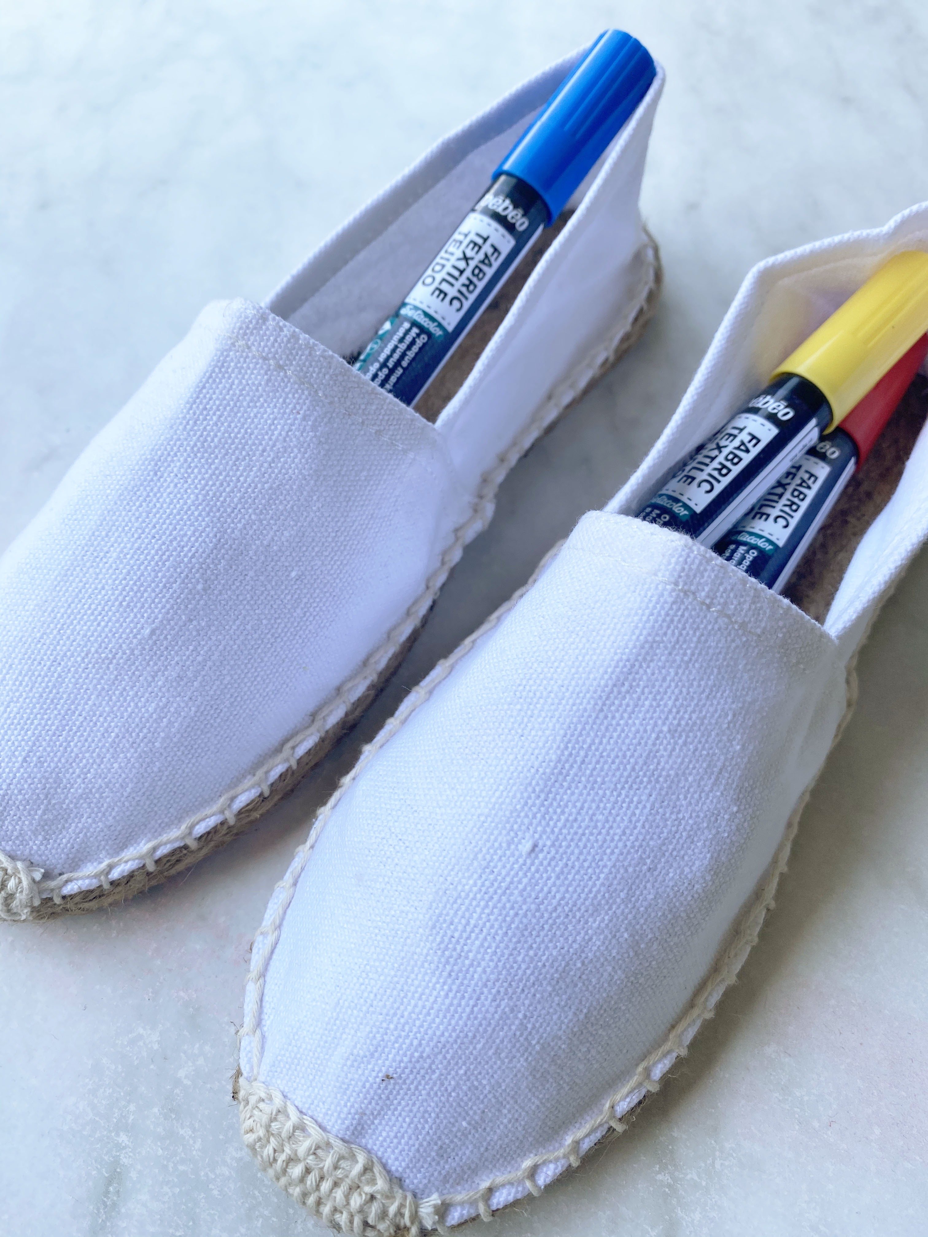 customisation d'espadrilles avec des marqueurs sur tissus setacolor