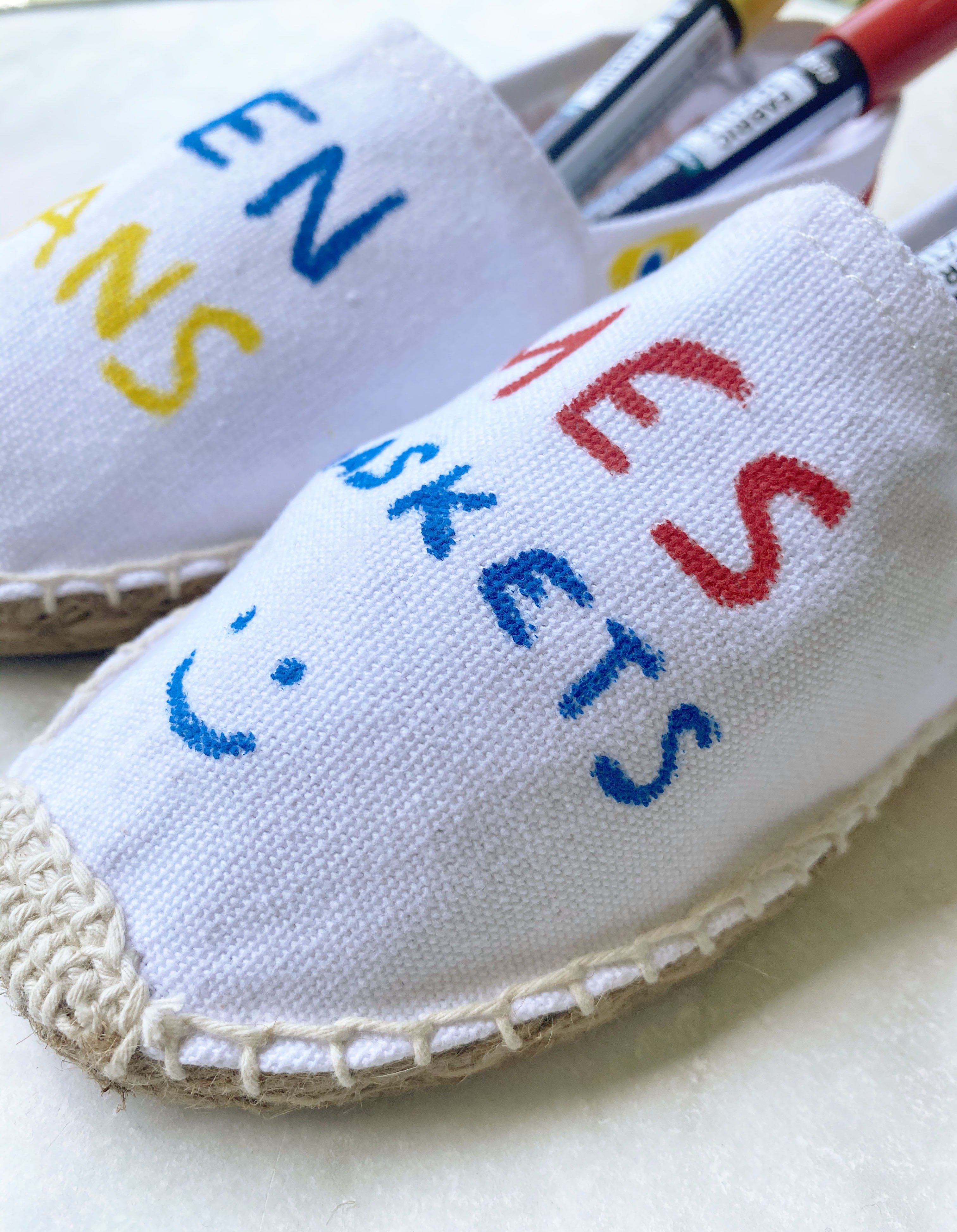 inscription sur espadrilles avec de la peinture sur tissus