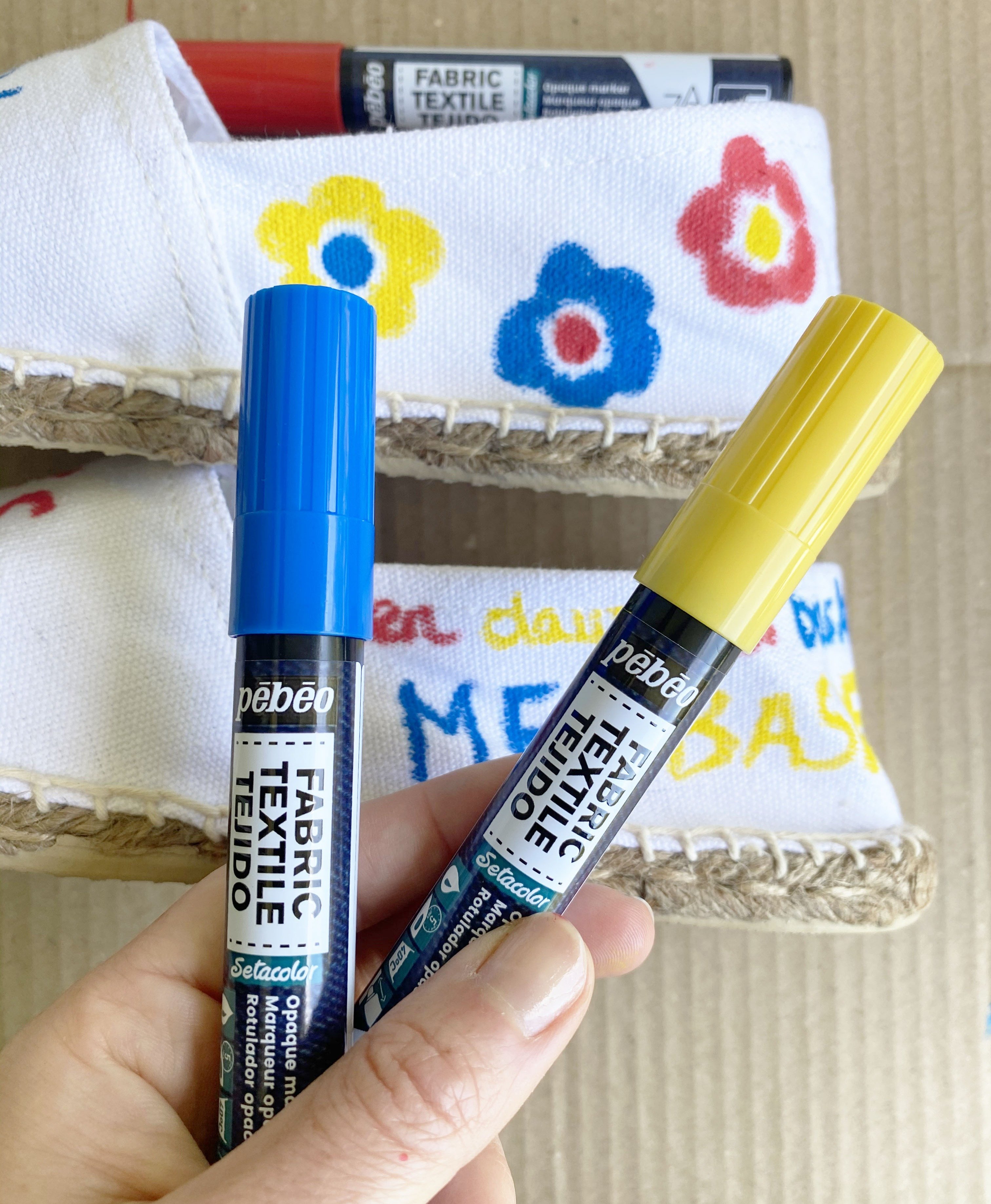 marqueurs sur tissus setacolor jaune et bleu