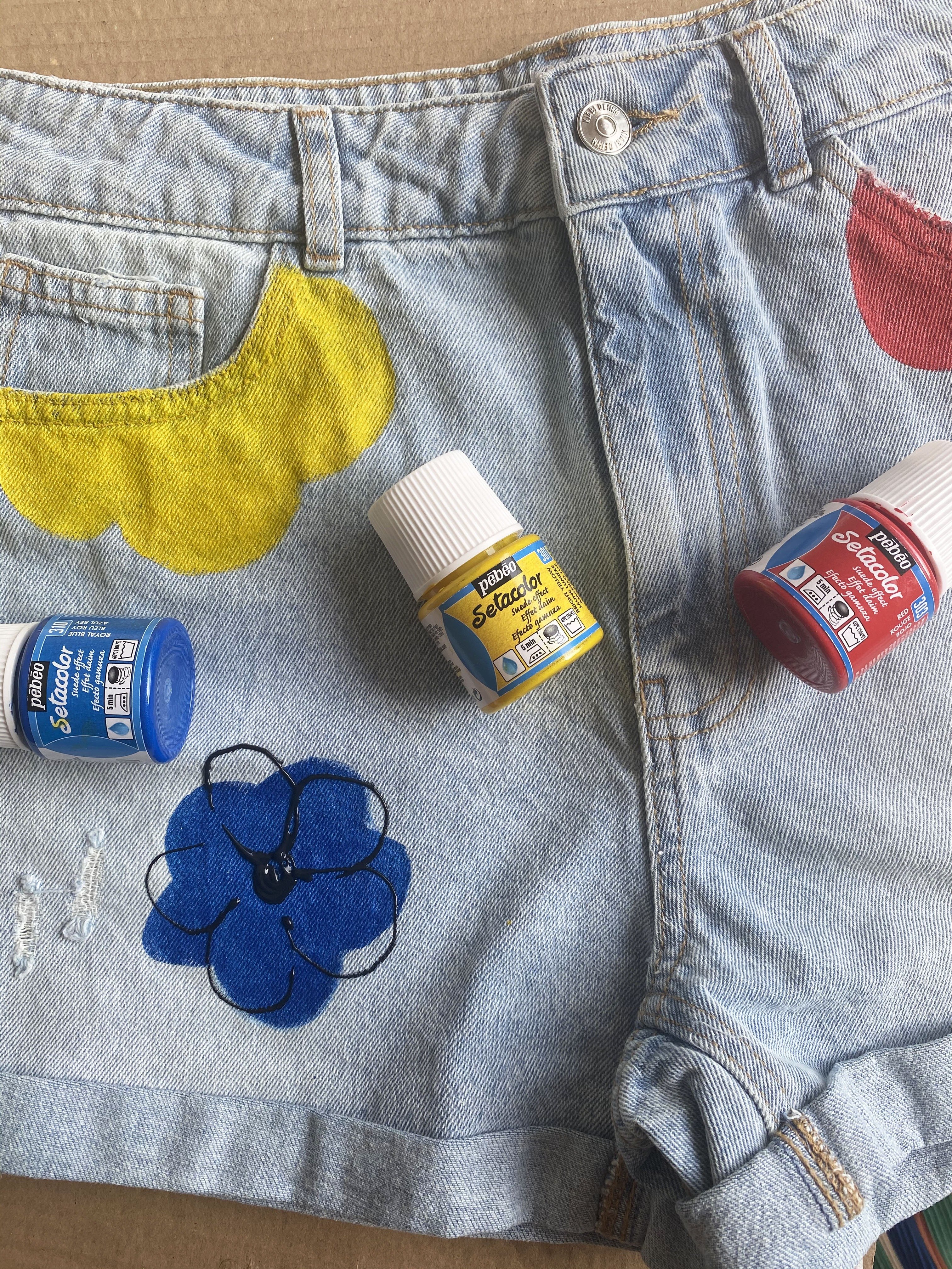 DIY motifs floral sur jean avec setacolor jaune et rouge