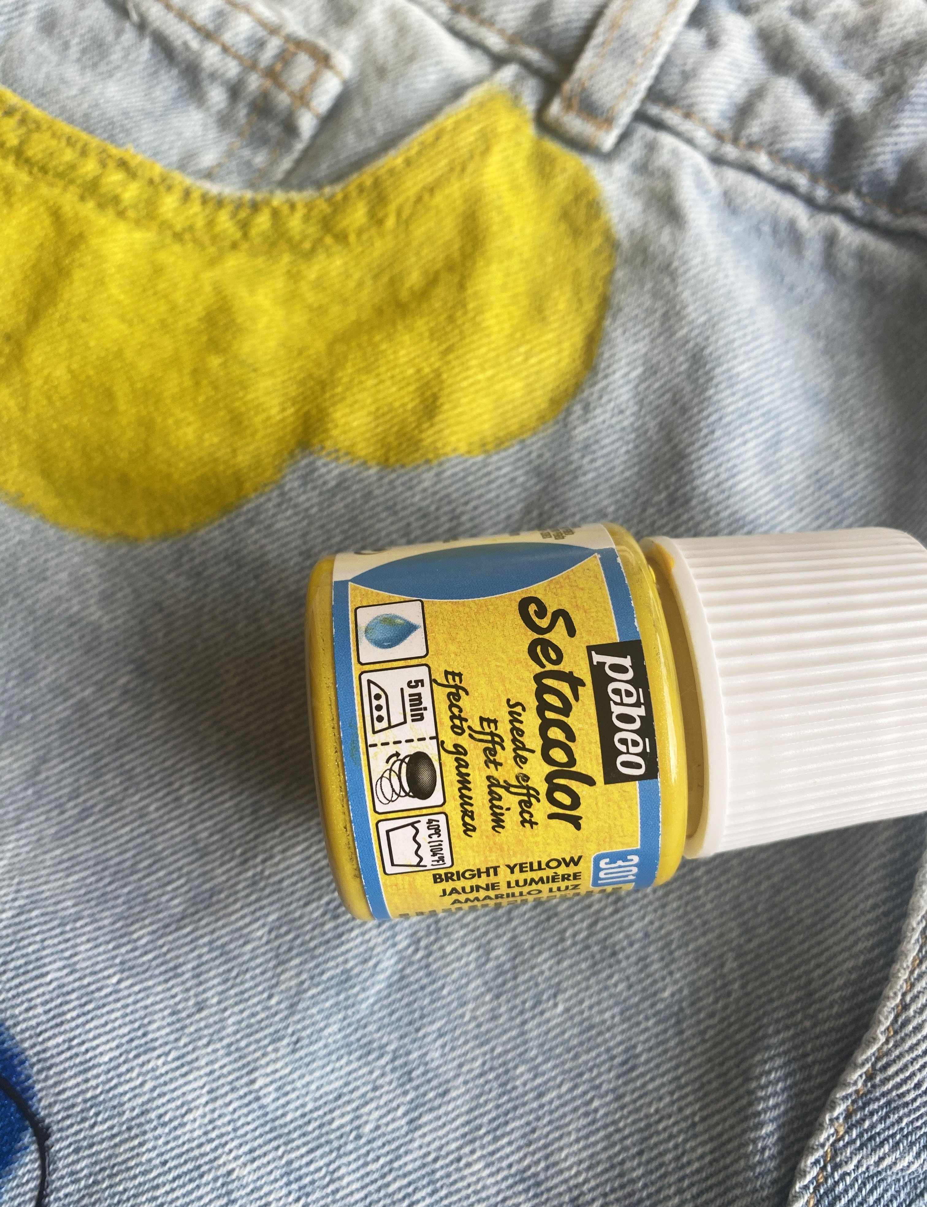 customisation de jean avec la peinture sur tissu setacolor jaune