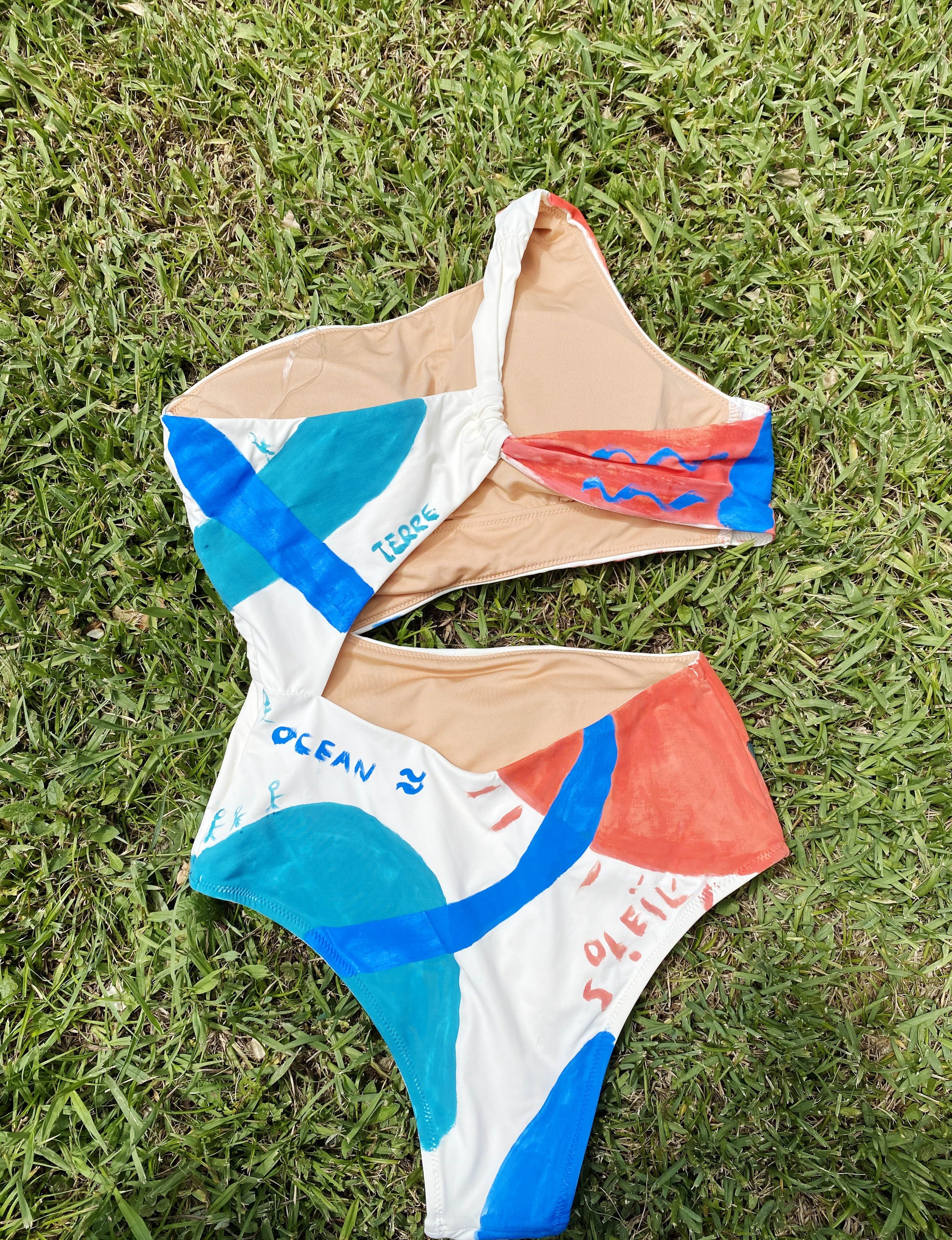 maillot de bain customisé avec des motifs rouge et bleu