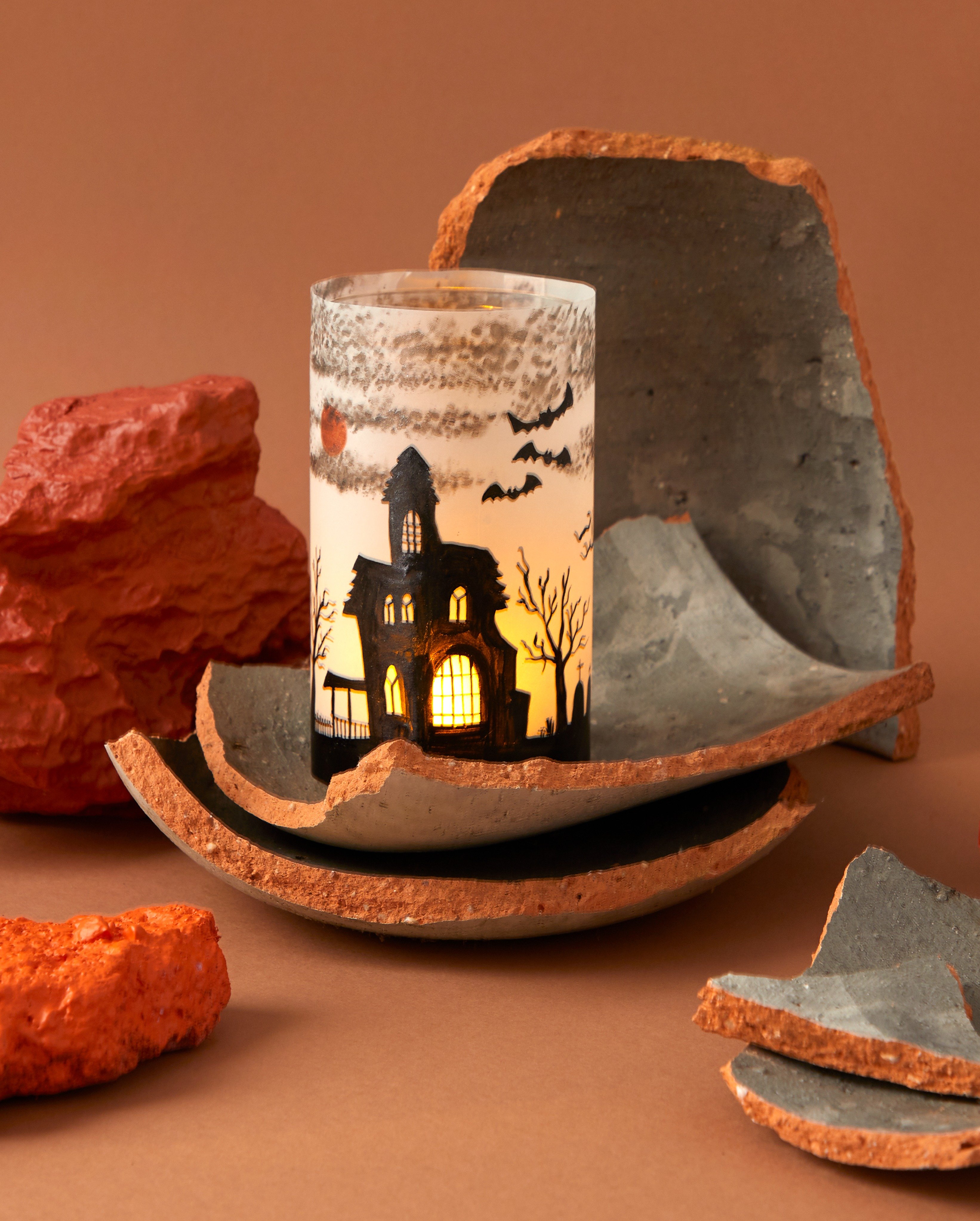 Un photophore maison hantée d’Halloween Un photophore maison hantée d’Halloween