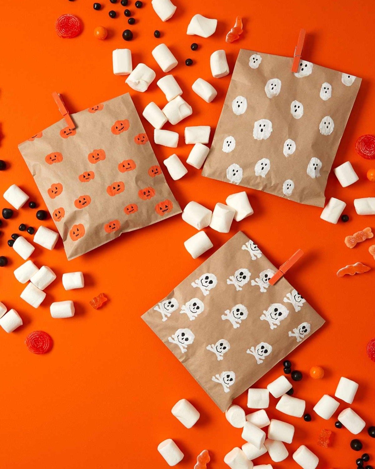 Des sachets de bonbons pour Halloween peints à la gouache en poudre Des sachets de bonbons pour Halloween peints à la gouache en poudre
