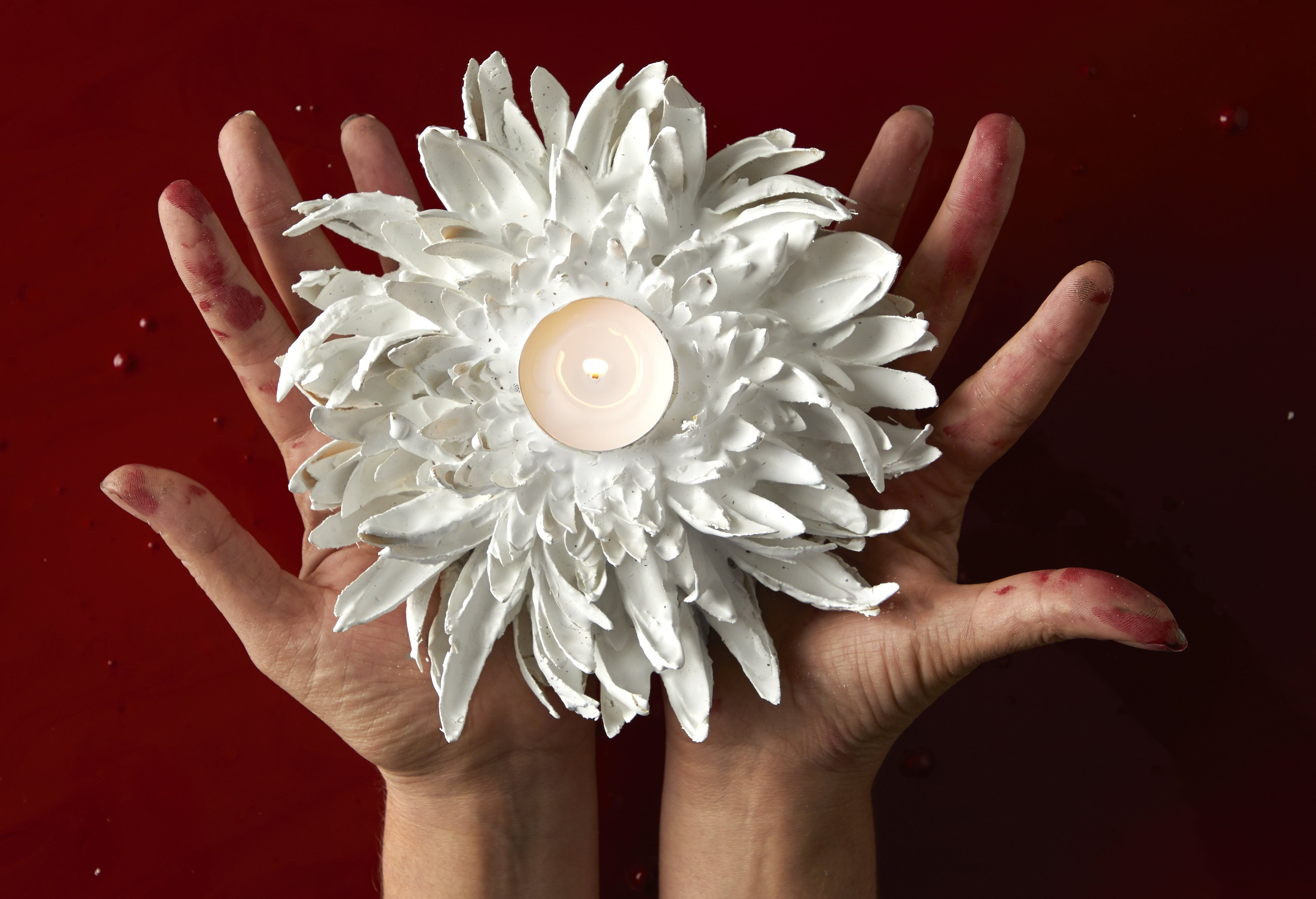 Un portacandele a forma di fiore in gesso