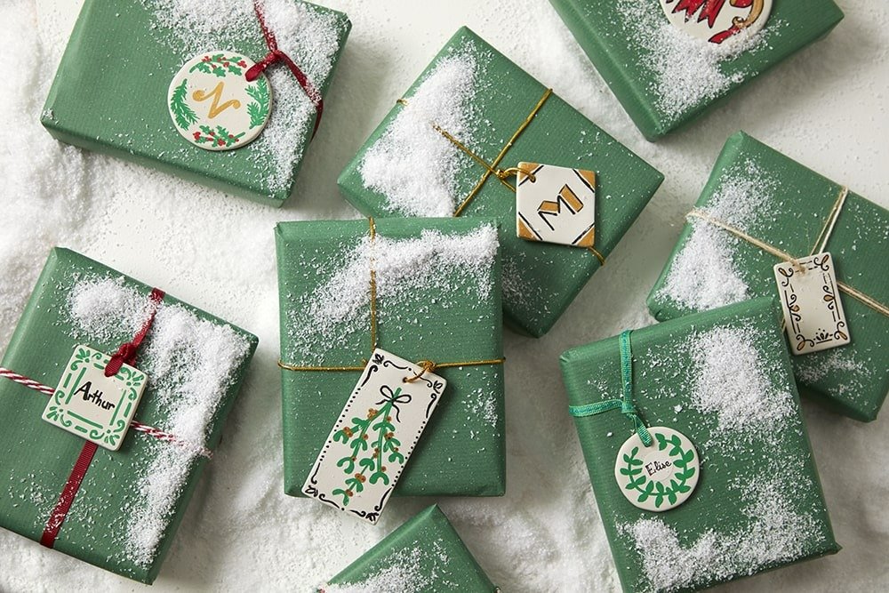 Des étiquettes cadeau en argile Des étiquettes cadeau en argile