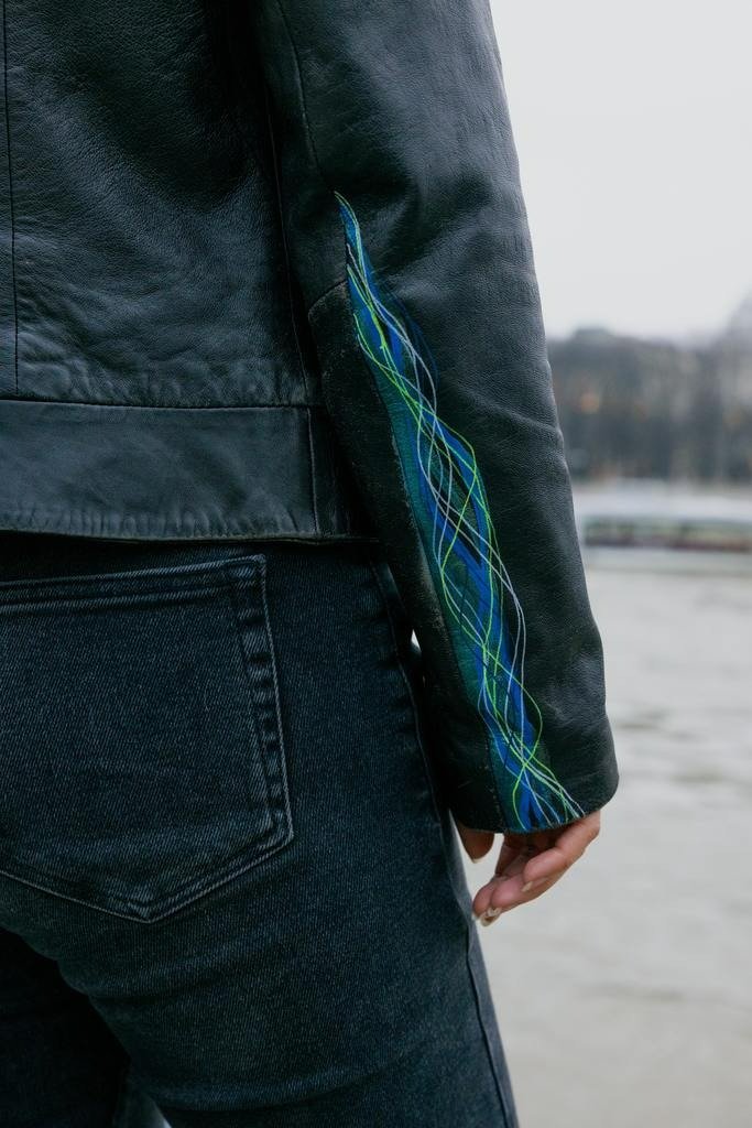 Peindre sur une veste en cuir Peindre sur une veste en cuir