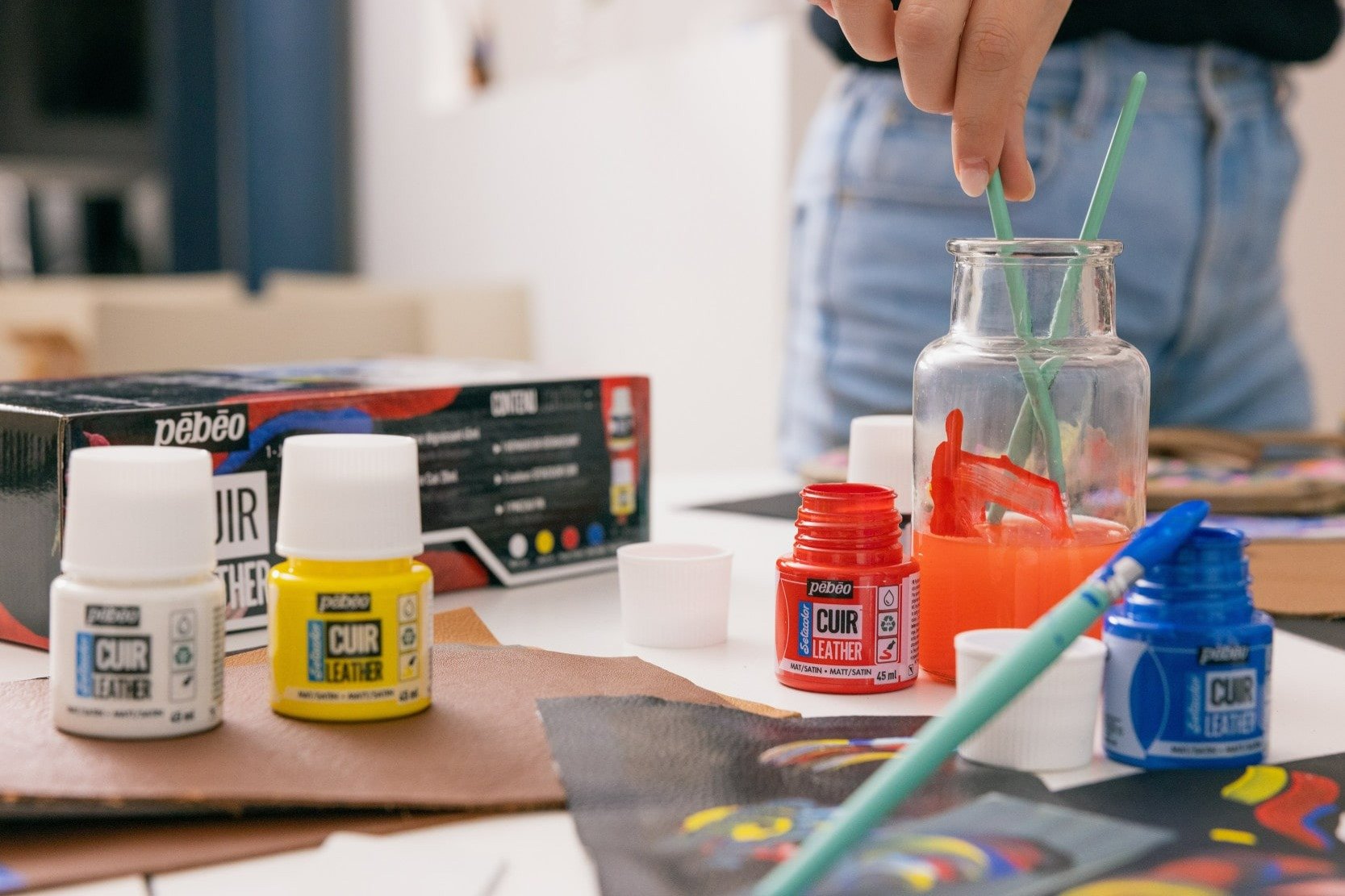 Découvrez les couleurs et les effets de notre gamme de peinture pour cuir ! Découvrez les couleurs et les effets de notre gamme de peinture pour cuir !