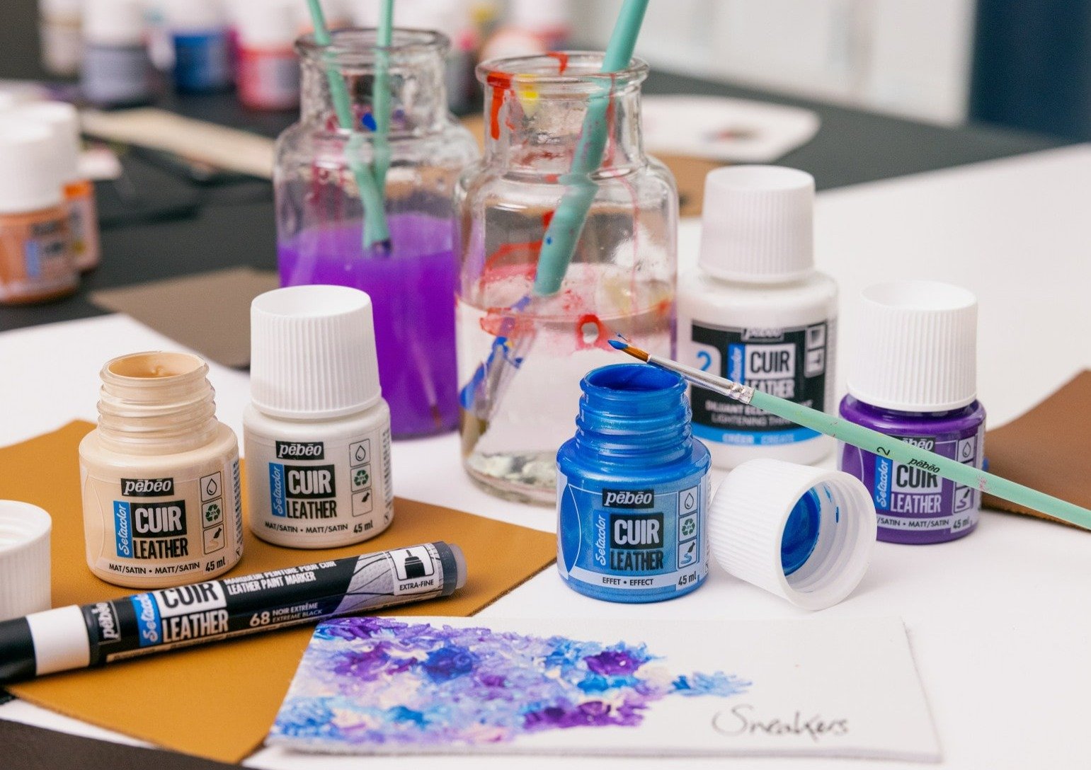Découvrez notre gamme de peinture pour cuir : ses flacons, ses marqueurs et ses auxiliaires ! Découvrez notre gamme de peinture pour cuir : ses flacons, ses marqueurs et ses auxiliaires !