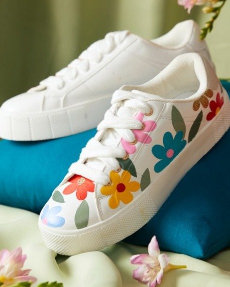 Personnalisez vos baskets en cuir avec des motifs floraux !