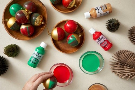 Technique de pouring sur boules de Noël