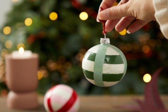 boules de Noël en céramique colorées