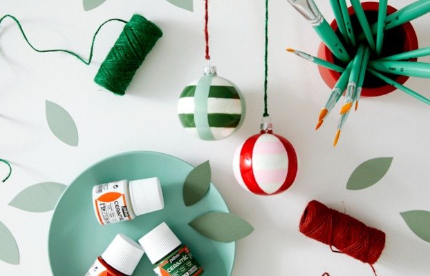 processus de peinture sur boules de Noël