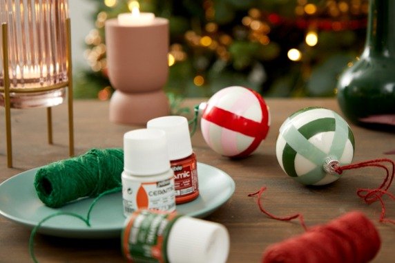 création de boules de Noël en céramique