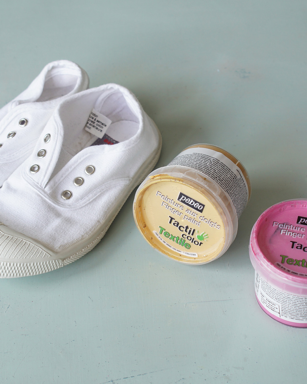 👧🎨 Want to turn your little ones’ plain white sneakers into fun, colorful, and personalized shoes?

With Tact...