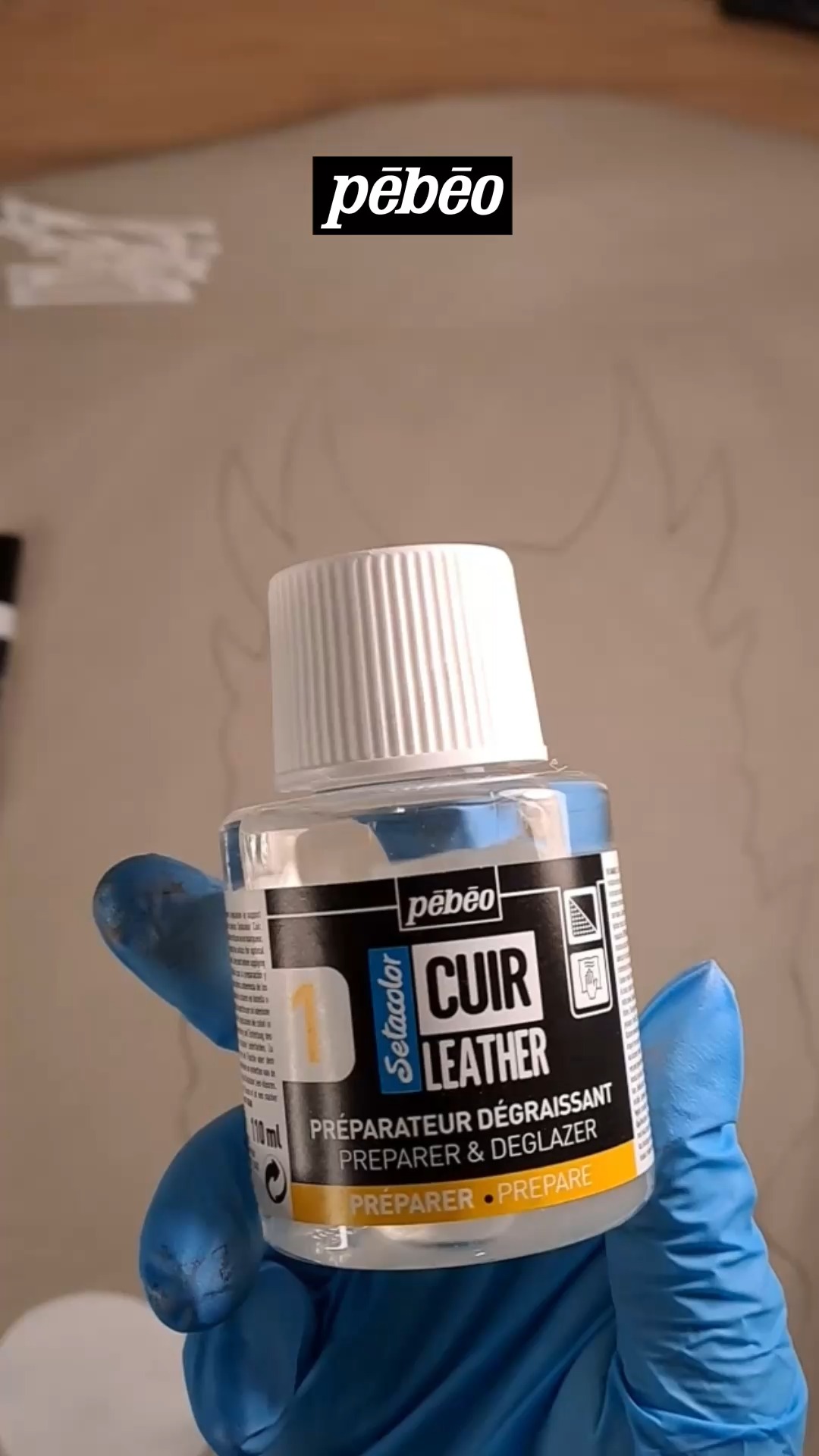 The application of Setacolor Leather paints is simple and quick, whether using a brush, roller, or sponge. They dry r...